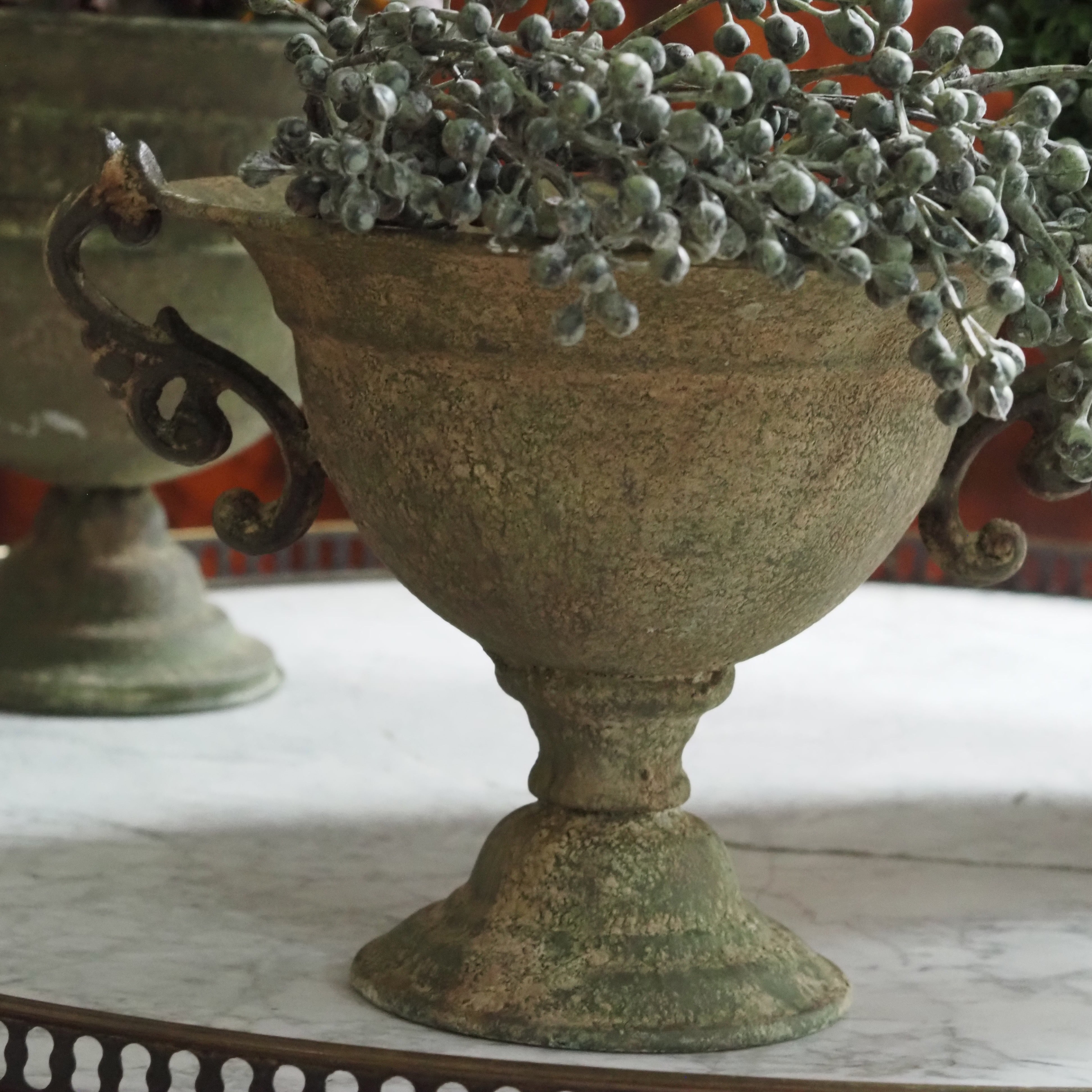 Patinierte Metallgefäße auf Fuß · Gartentopf und Schale im historischen Stil