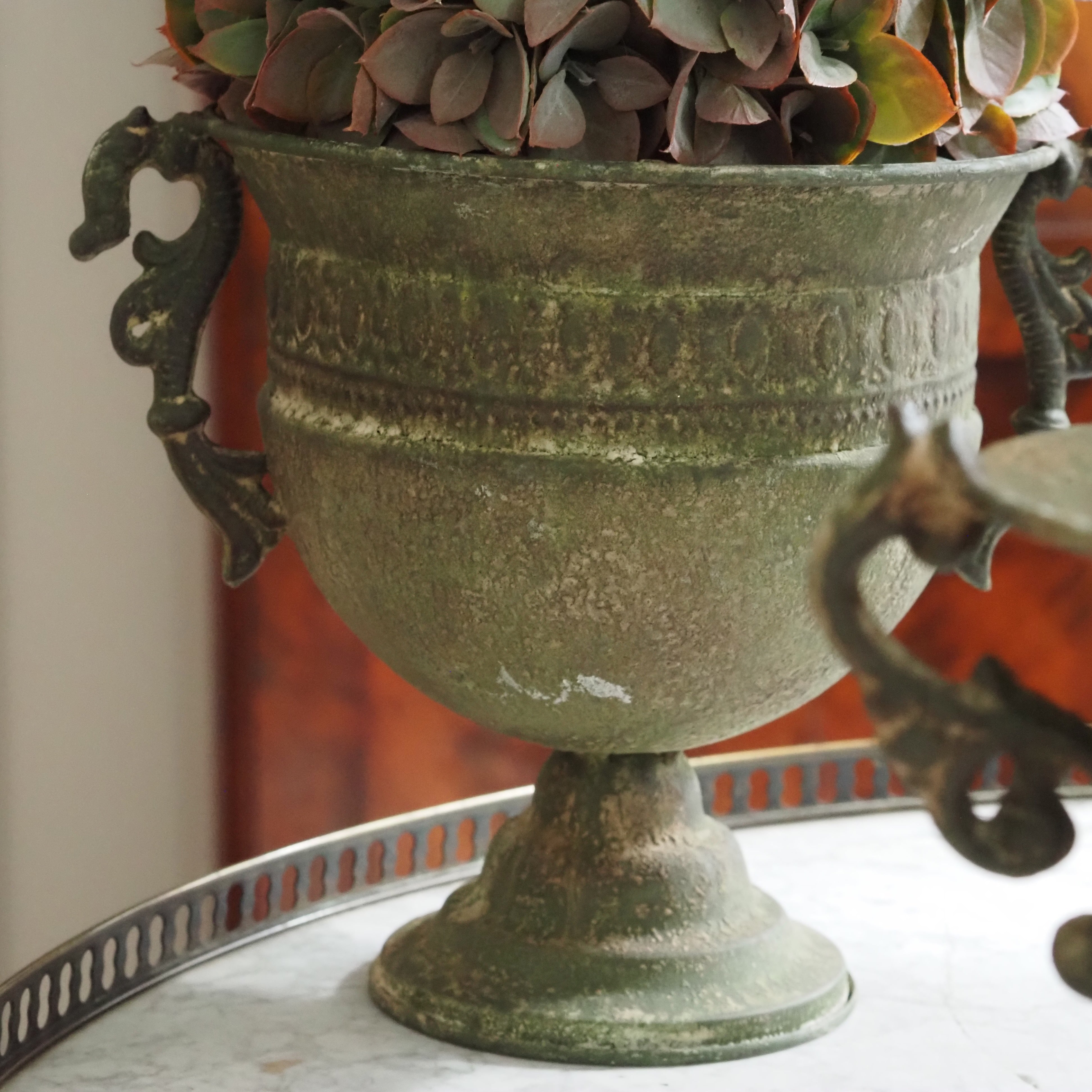 Patinierte Metallgefäße auf Fuß · Gartentopf und Schale im historischen Stil