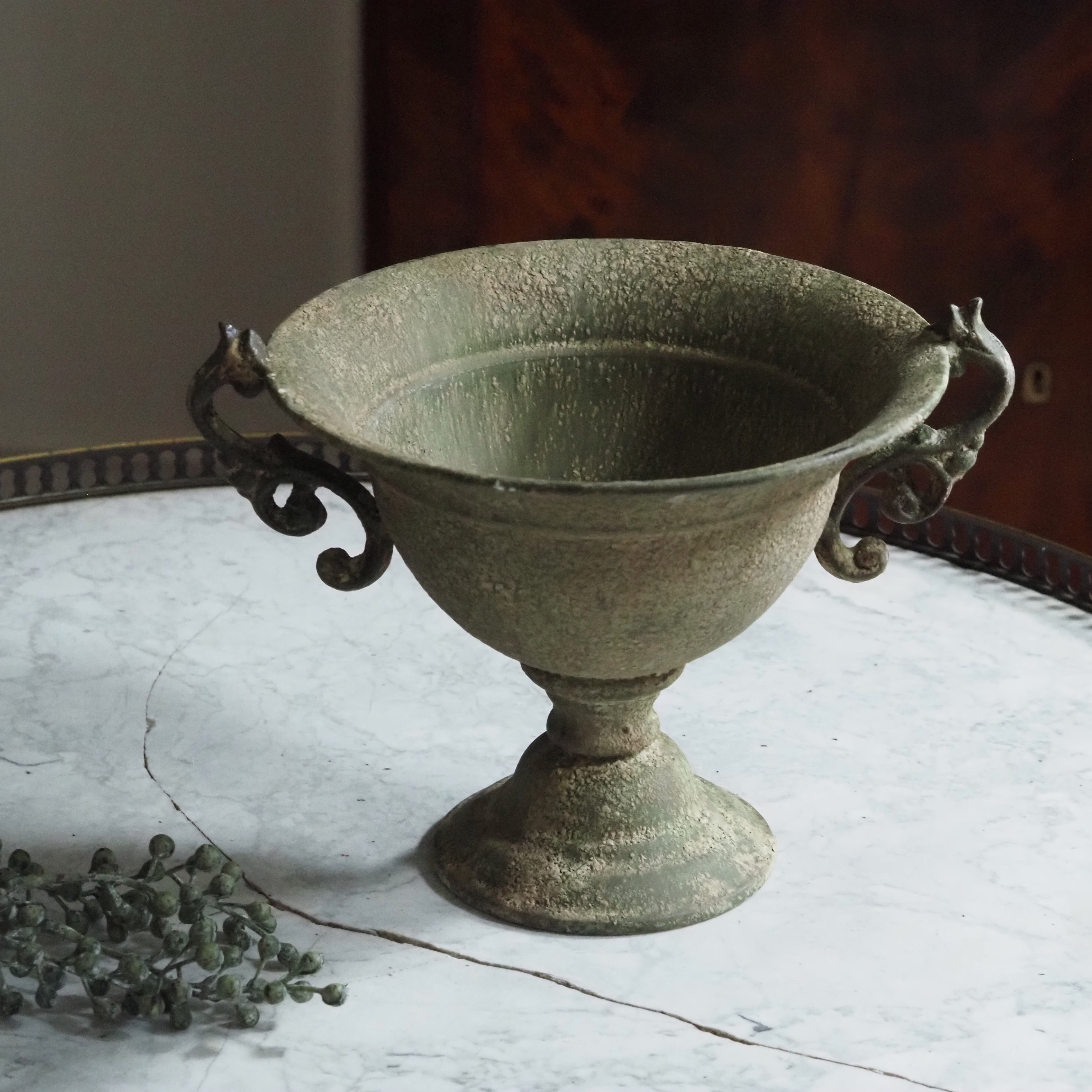 Patinierte Metallgefäße auf Fuß · Gartentopf und Schale im historischen Stil