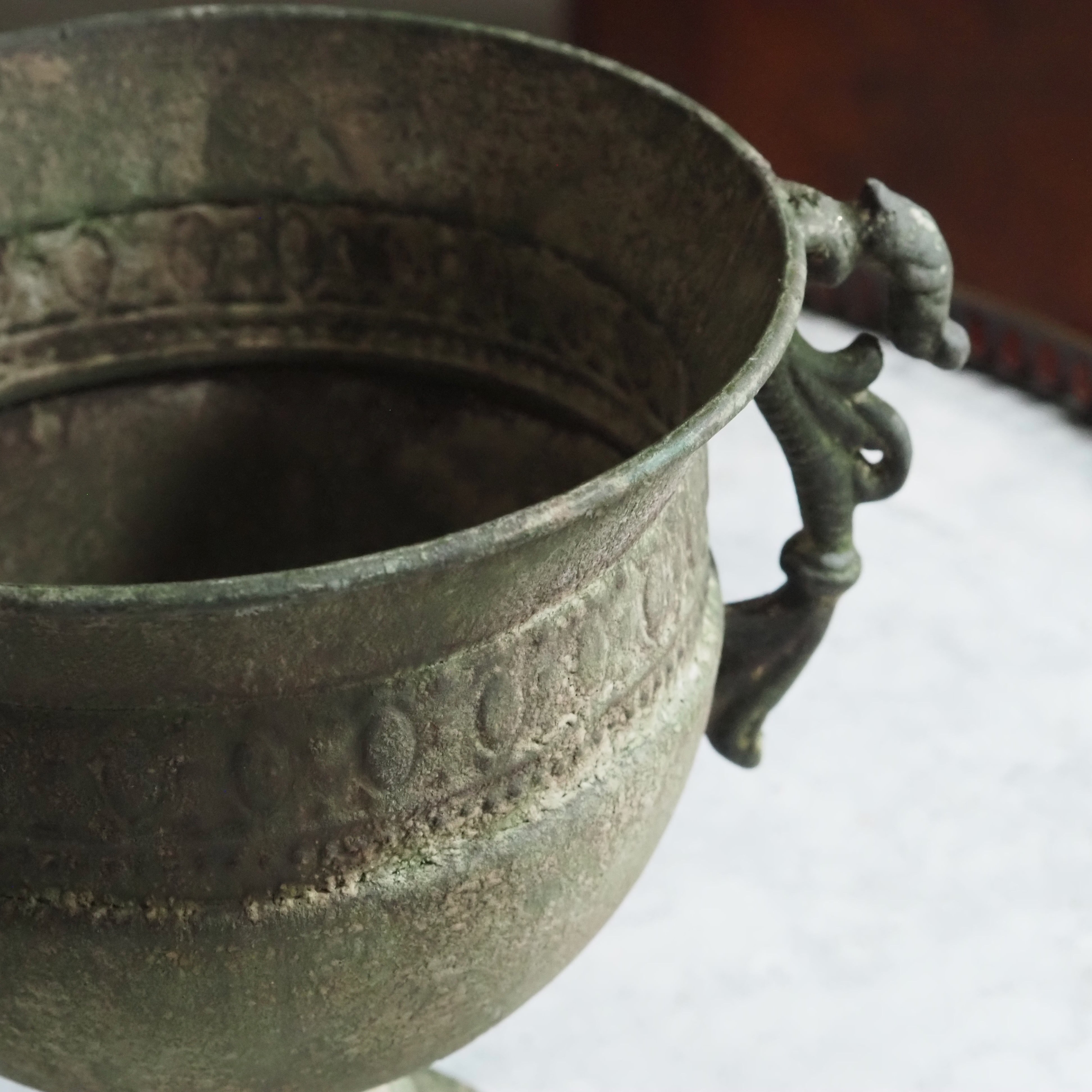 Patinierte Metallgefäße auf Fuß · Gartentopf und Schale im historischen Stil