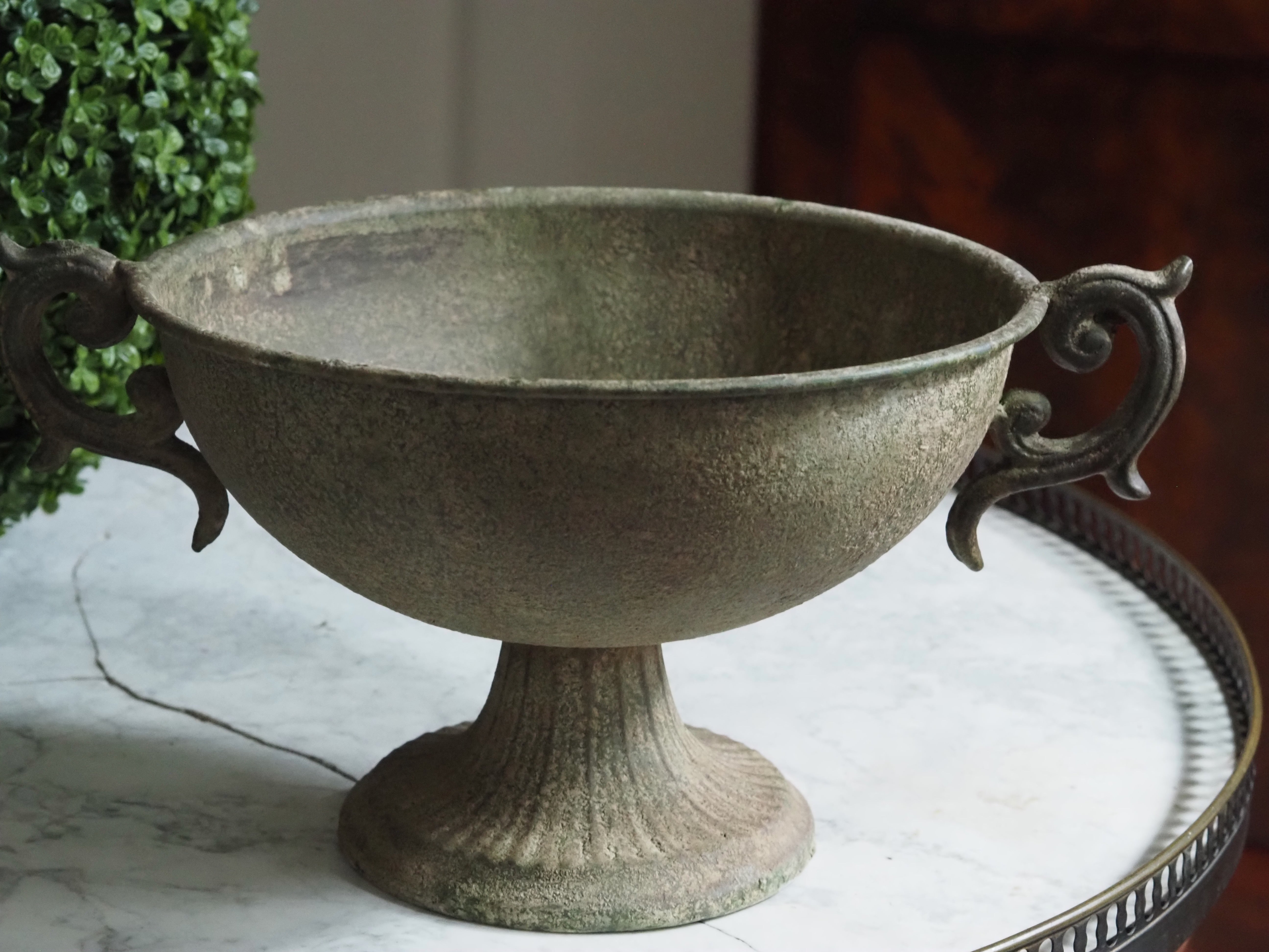 Patinierte Metallgefäße auf Fuß · Gartentopf und Schale im historischen Stil