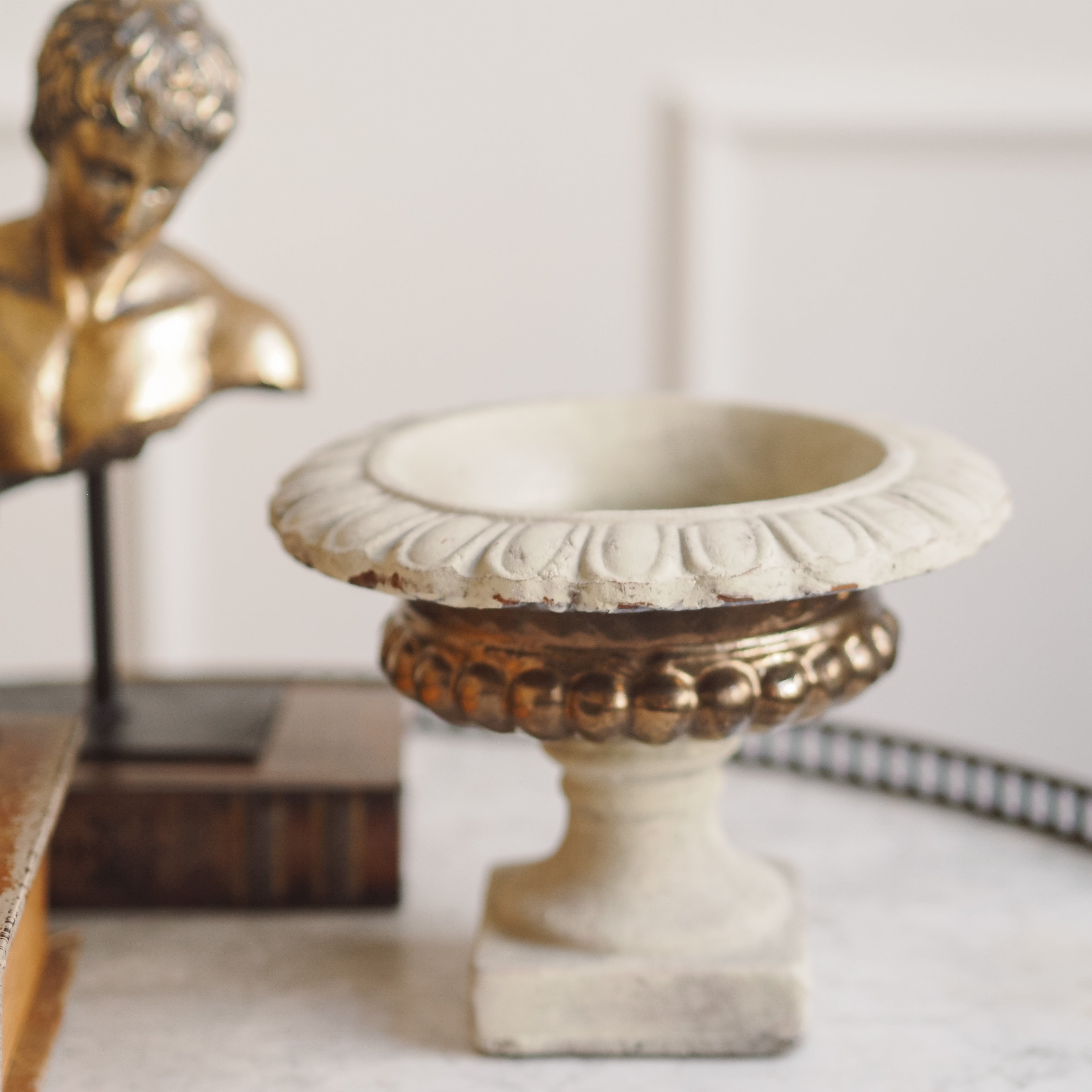 Pokal auf Fuß · klassizistisch inspirierter Blumentopf / Dekorgefäß