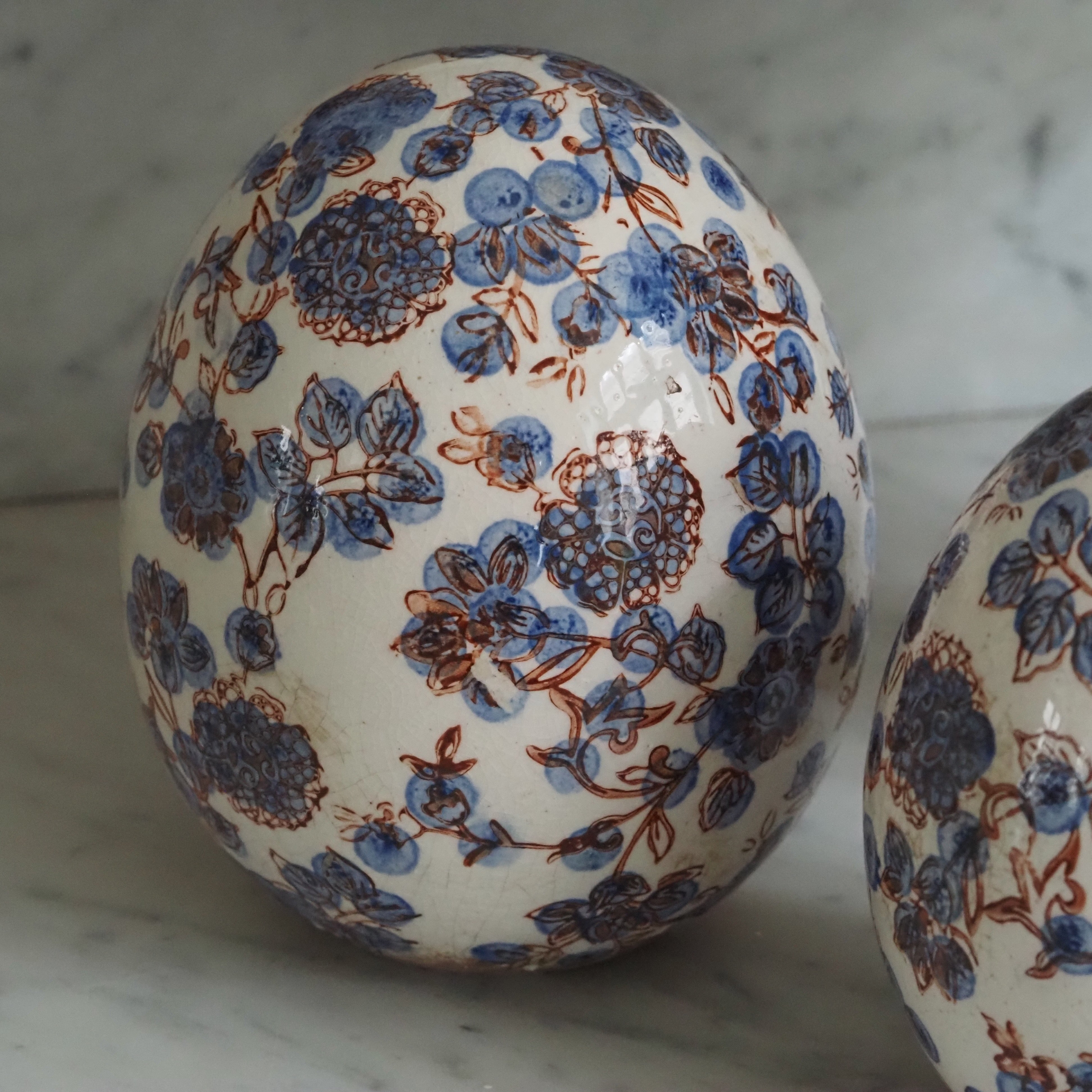 Dekorative Eier aus Steingut · florales Blau-Weiß Ornament · 2er-Set
