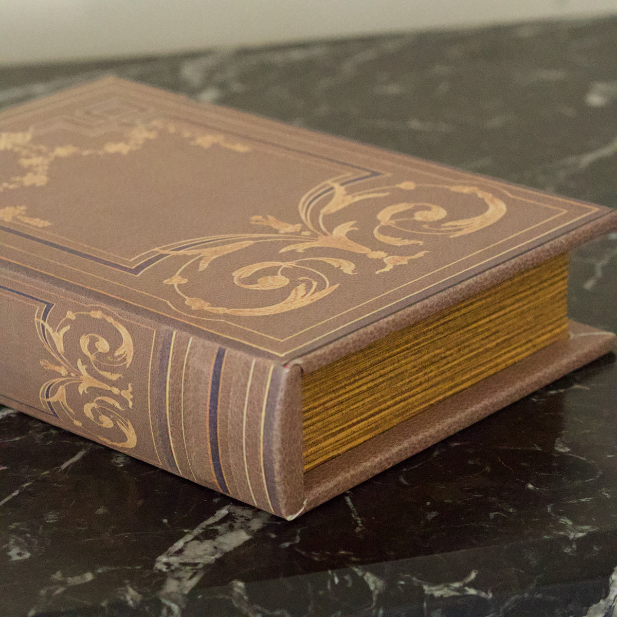 Buchkassette Taupebraun · Prachteinband Historismus
