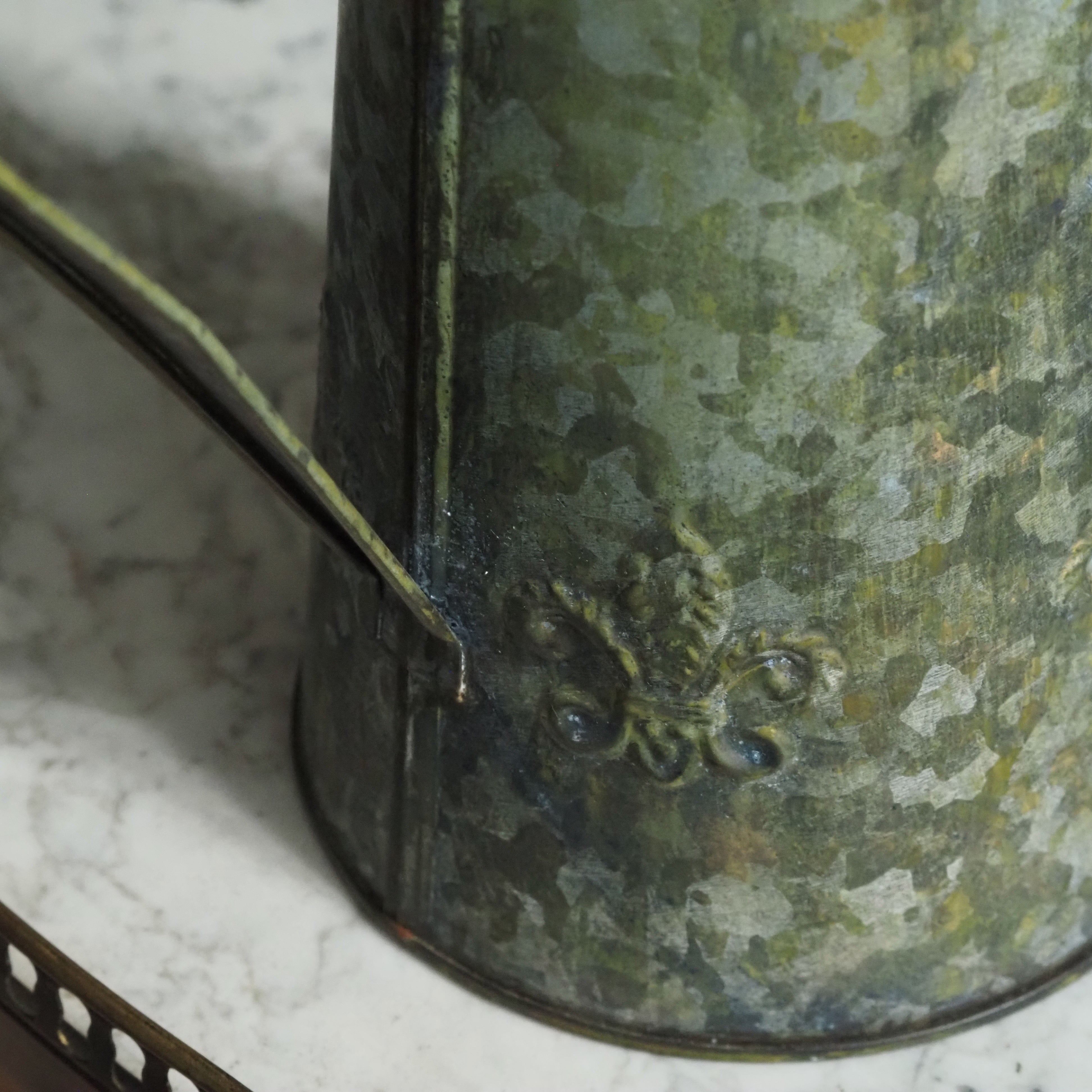 Dekorativer Metallkrug · grün patiniert · historisierende Gartenform