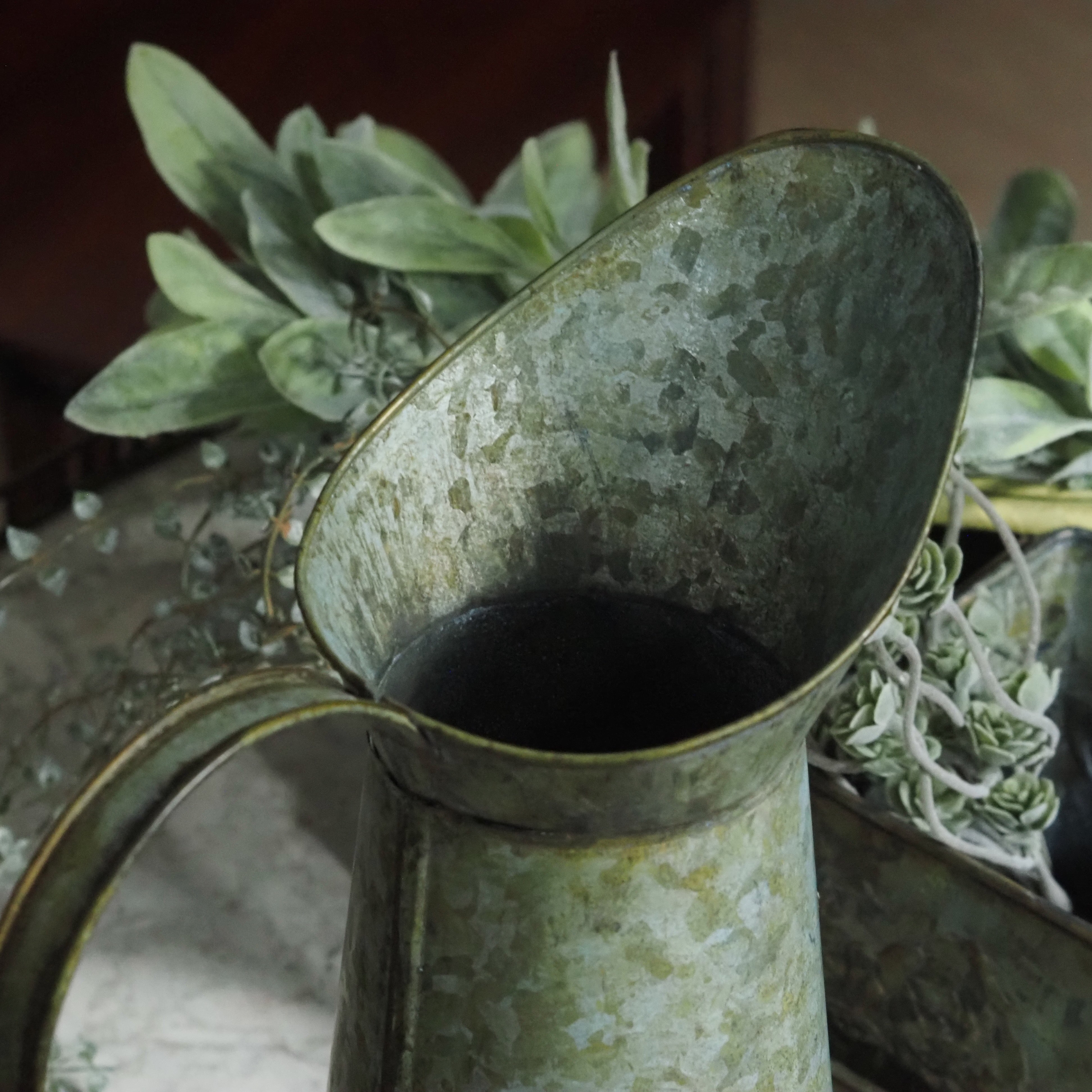 Dekorativer Metallkrug · grün patiniert · historisierende Gartenform