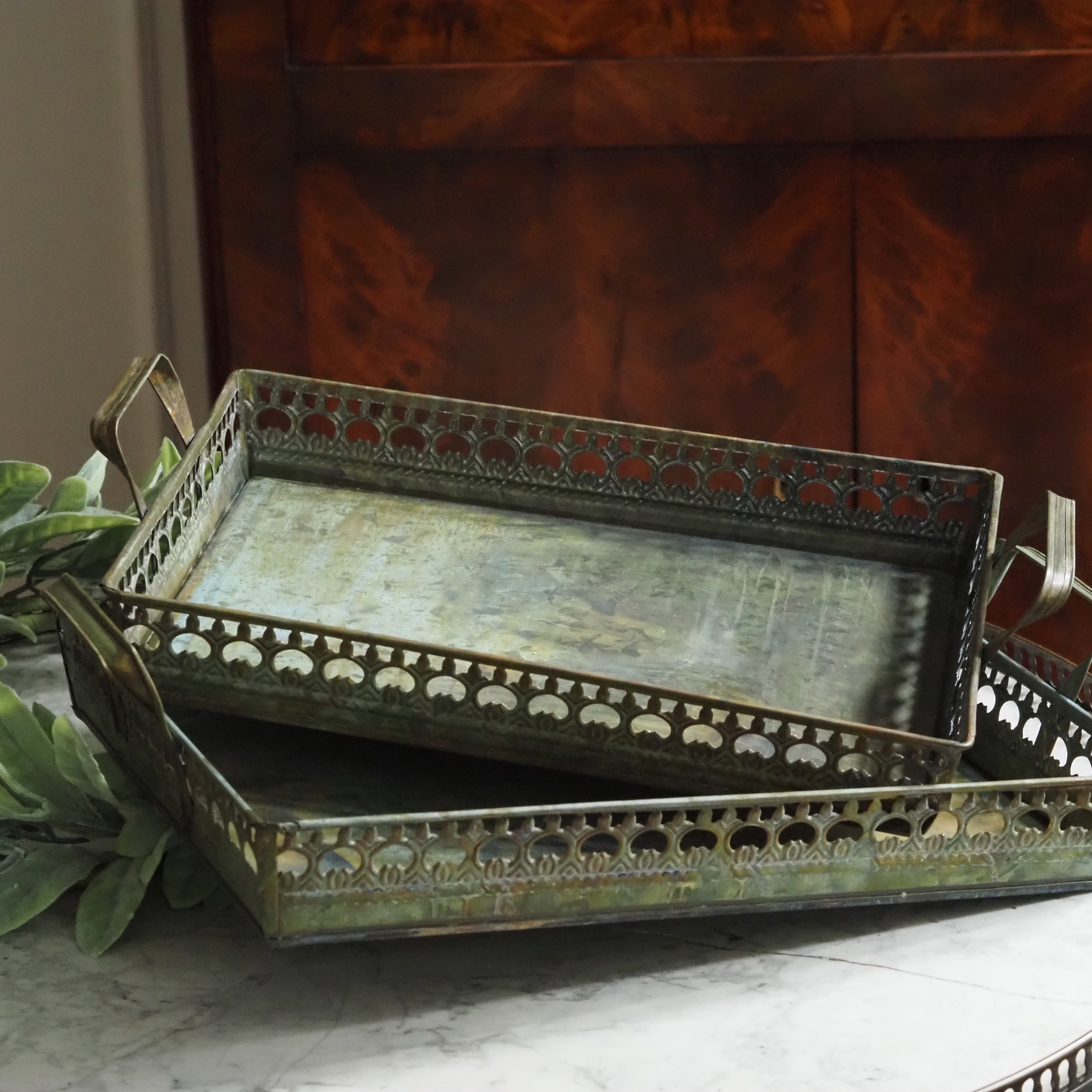 Tablett-Set grün · 2er Set mit ornamentalem Metallrand