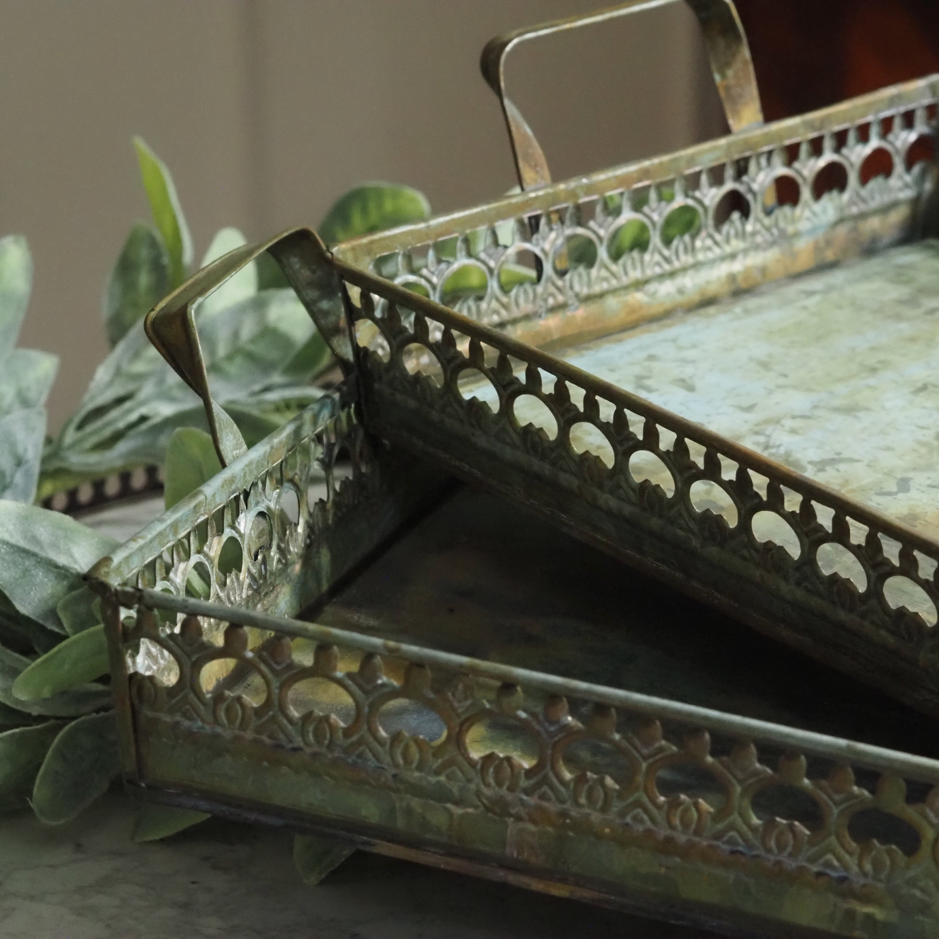 Tablett-Set grün · 2er Set mit ornamentalem Metallrand