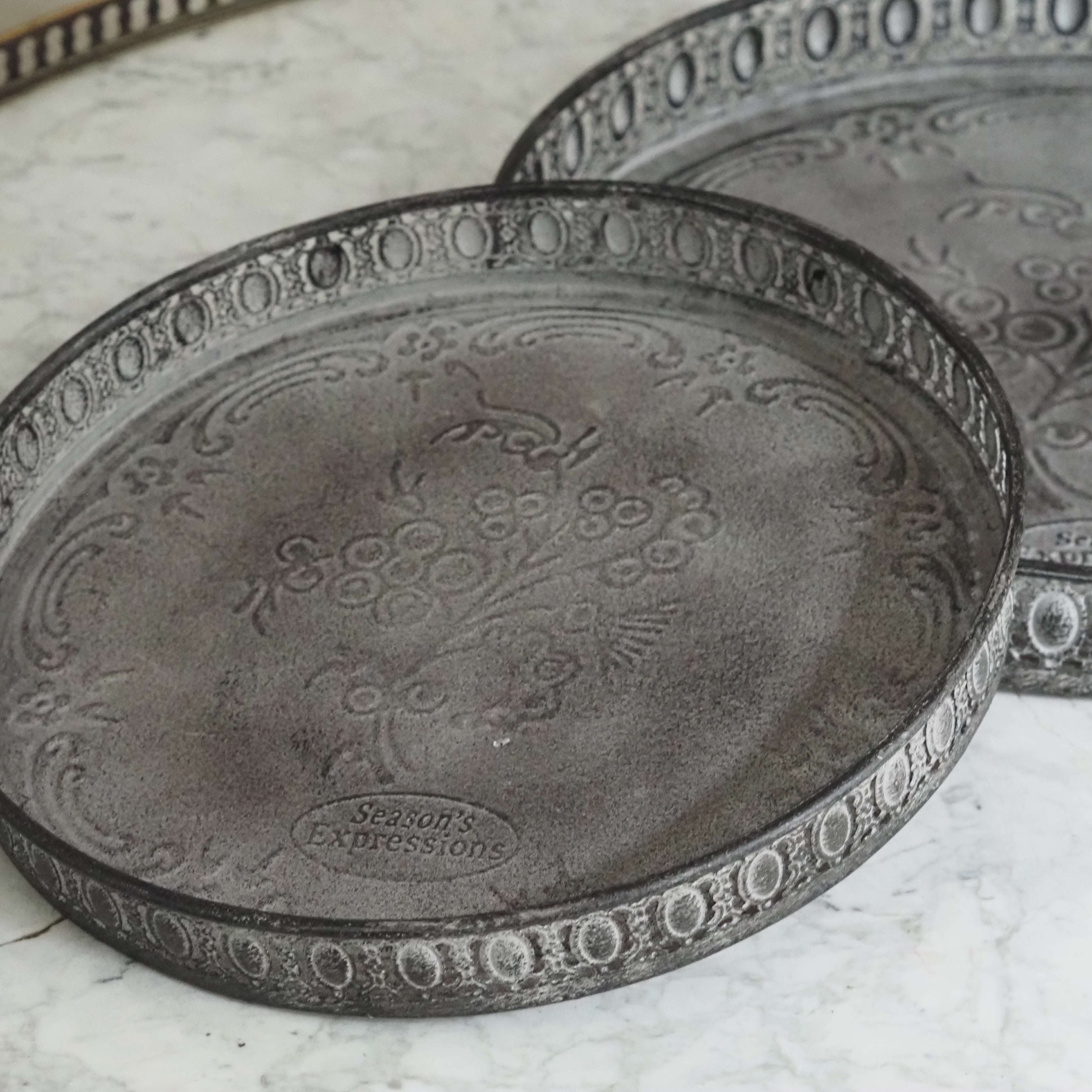 Eisentablett rund · historisierende Metallornamentik schwarz