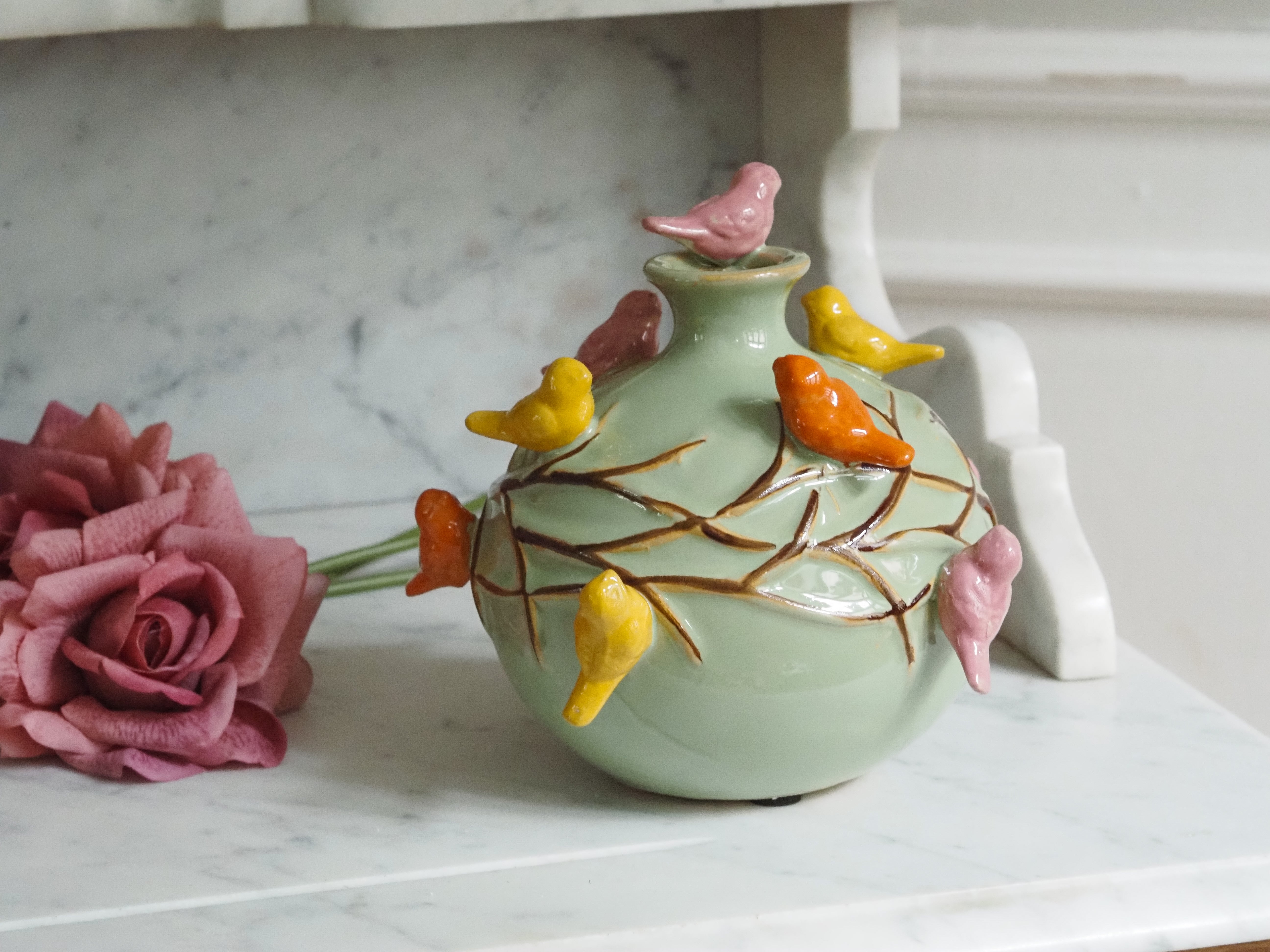 Keramikvase mit plastischem Vogeldekor · naturinspirierte Form, Blumenvase