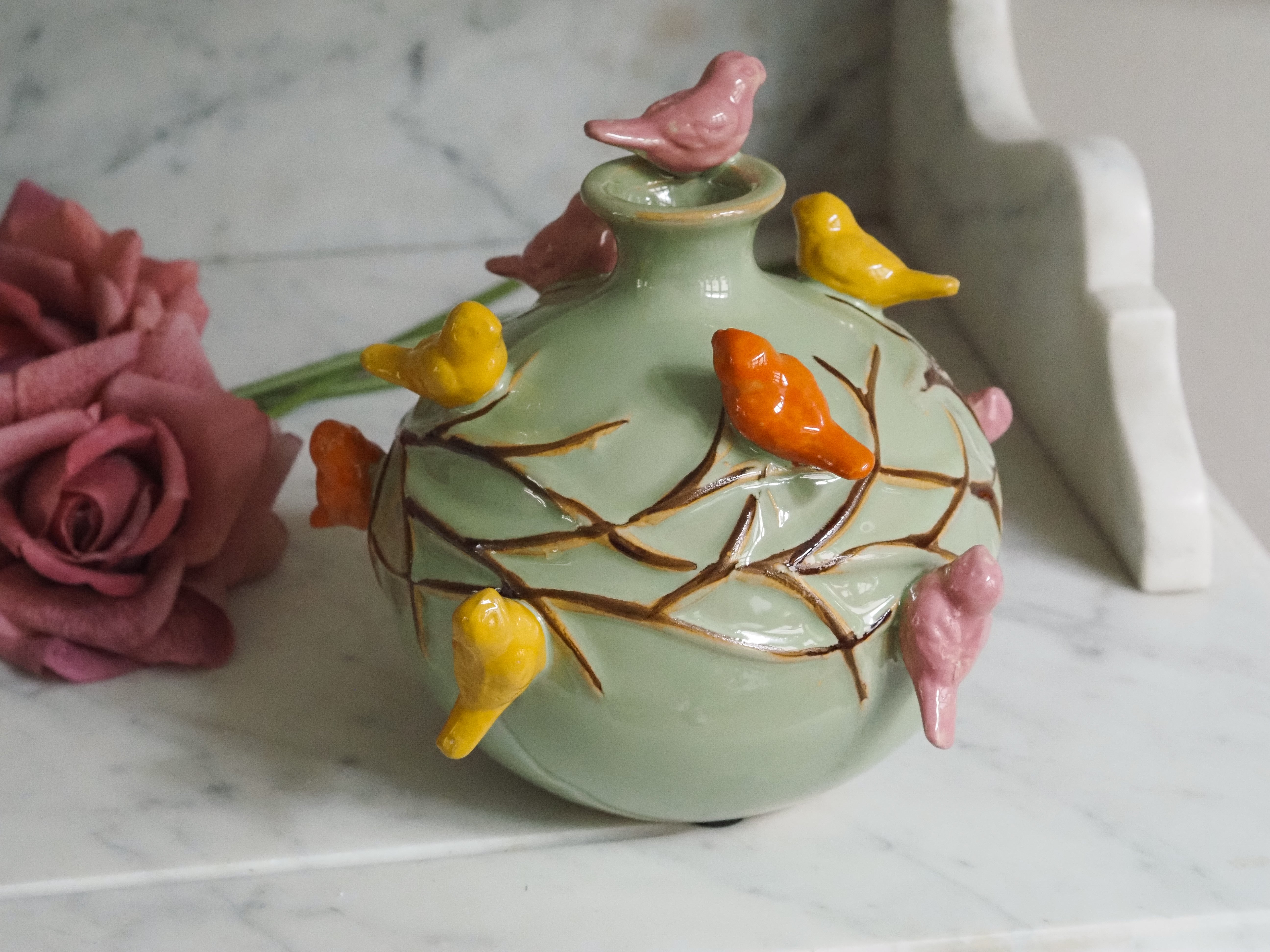 Keramikvase mit plastischem Vogeldekor · naturinspirierte Form, Blumenvase