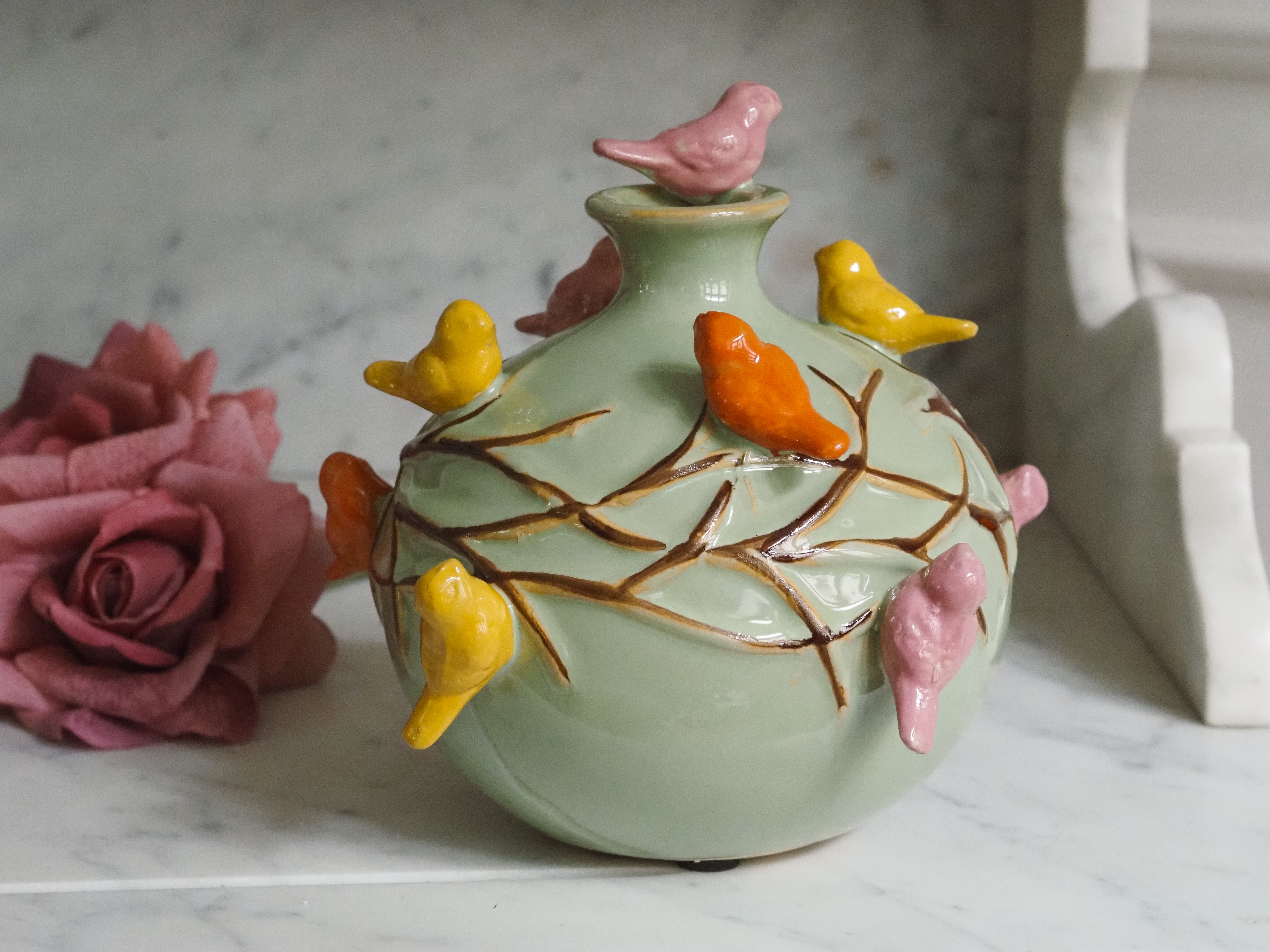 Keramikvase mit plastischem Vogeldekor · naturinspirierte Form, Blumenvase
