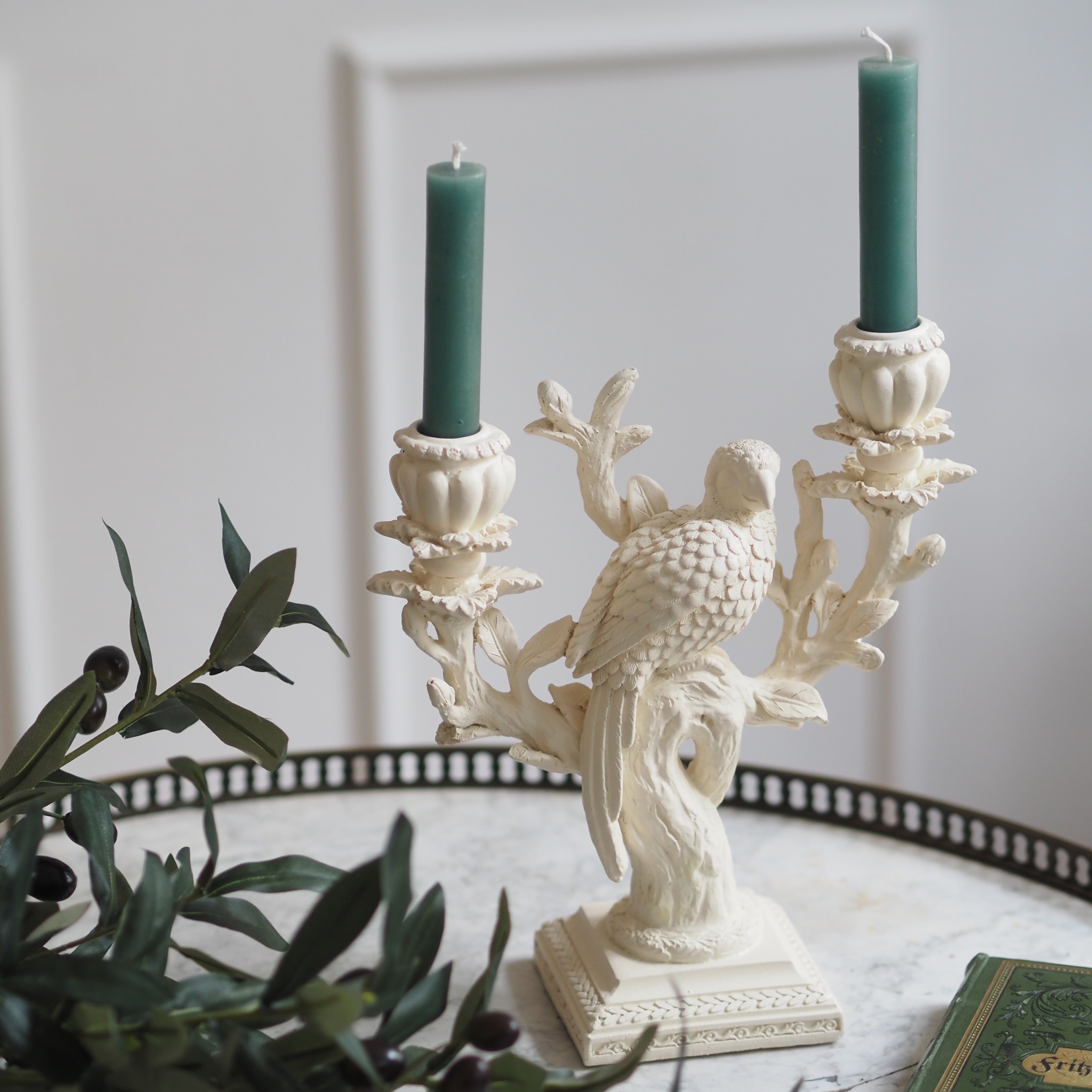 Kerzenständer mit Papagei · klassizistisch inspirierte Form
