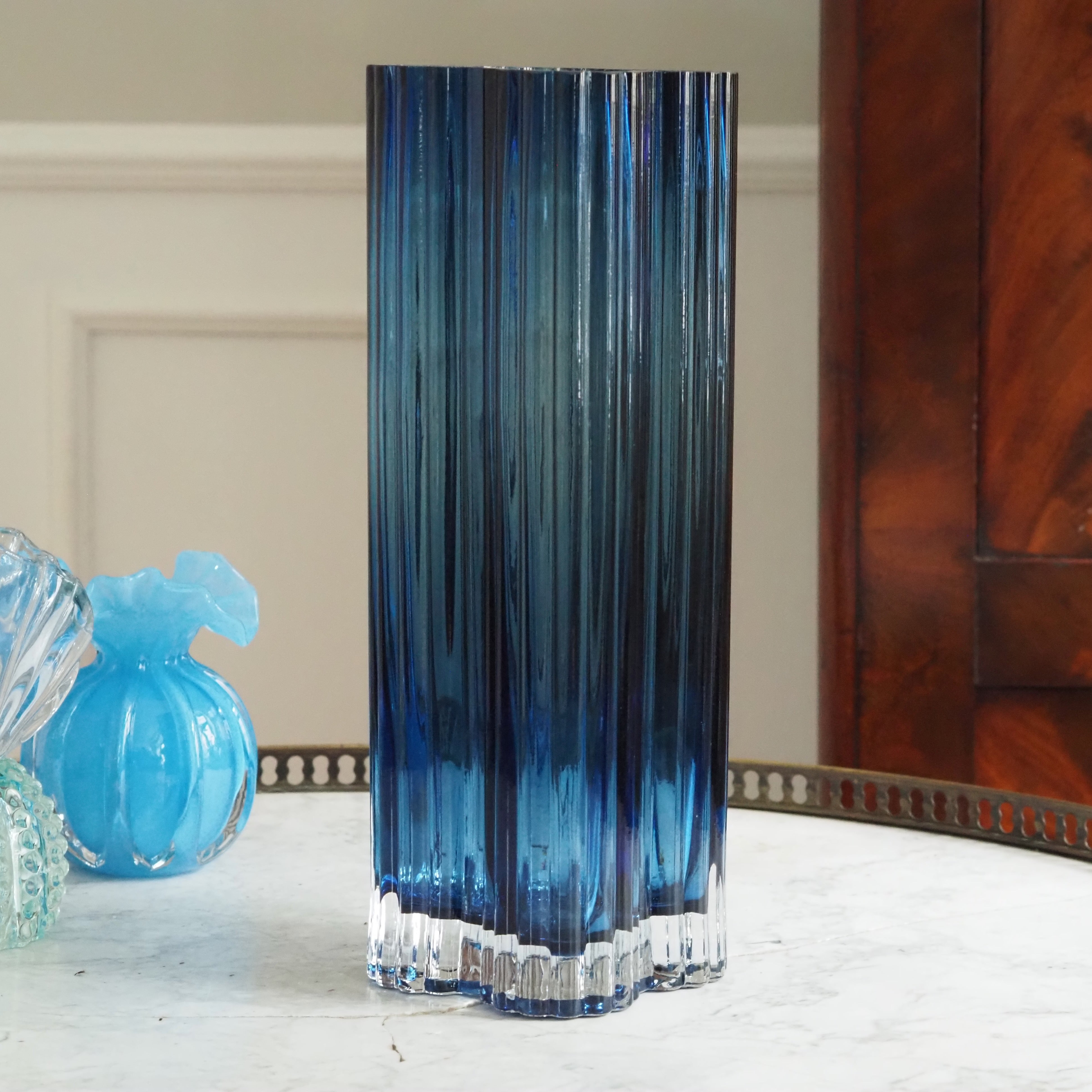 Glasvase Blau · geriffelte Designvase im modernistischen Stil