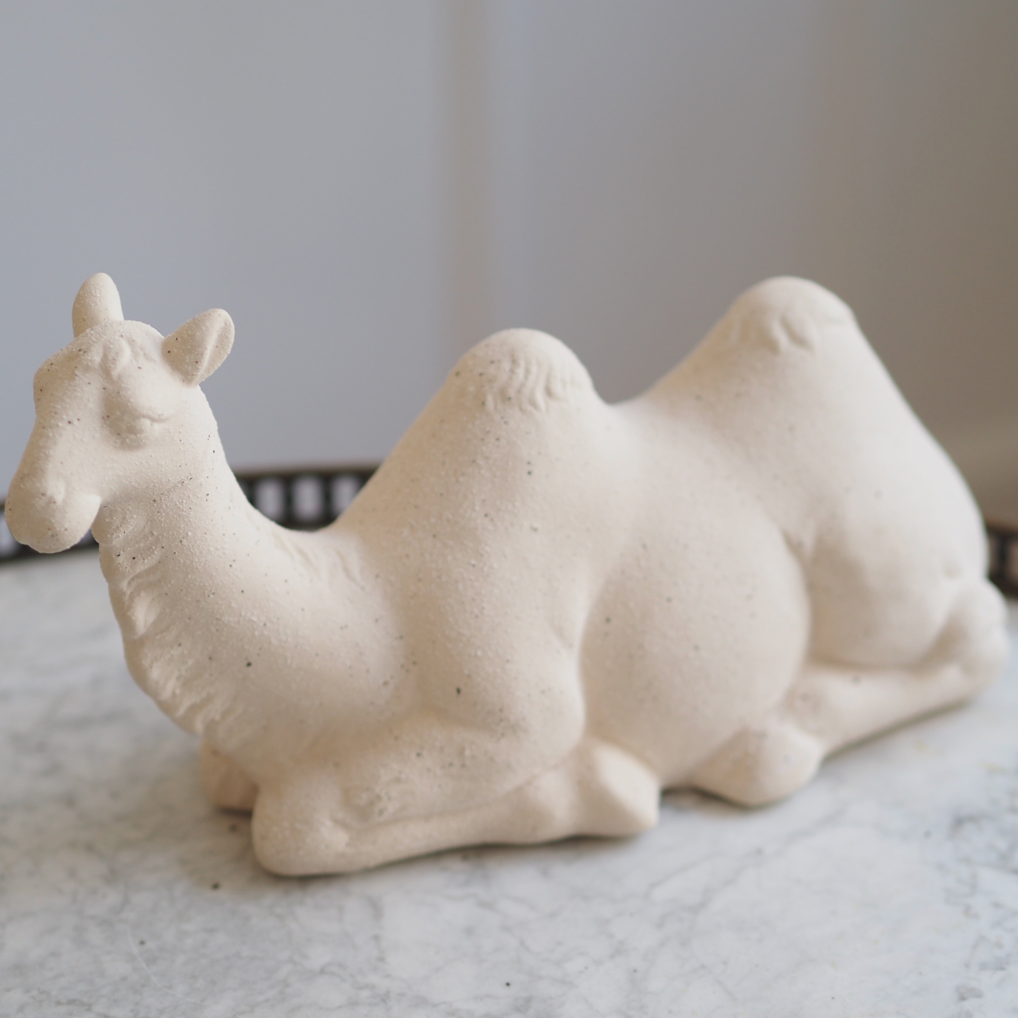 Dekofigur Kamel · matte cremefarbene Skulptur mit orientalischem Bezug