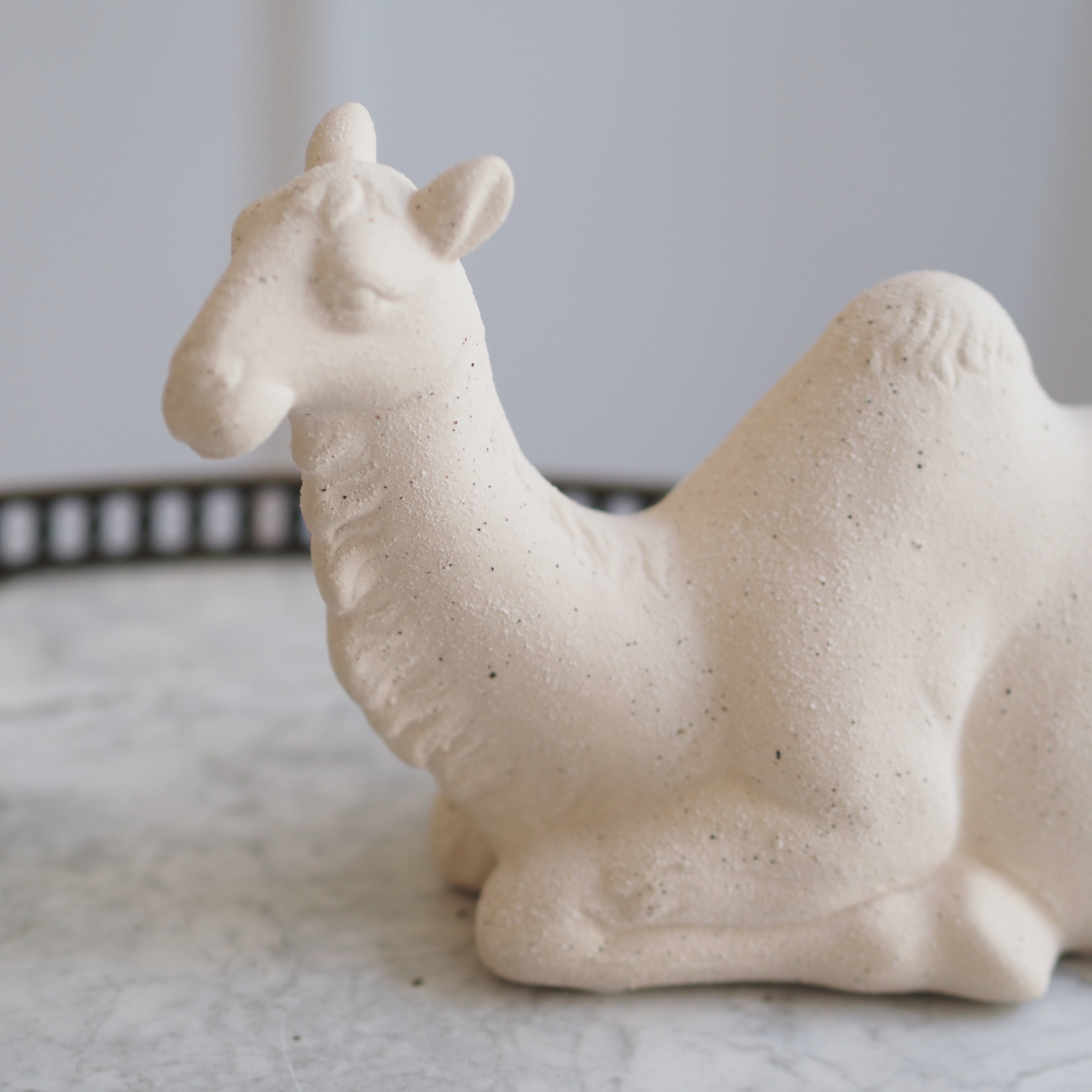 Dekofigur Kamel · matte cremefarbene Skulptur mit orientalischem Bezug