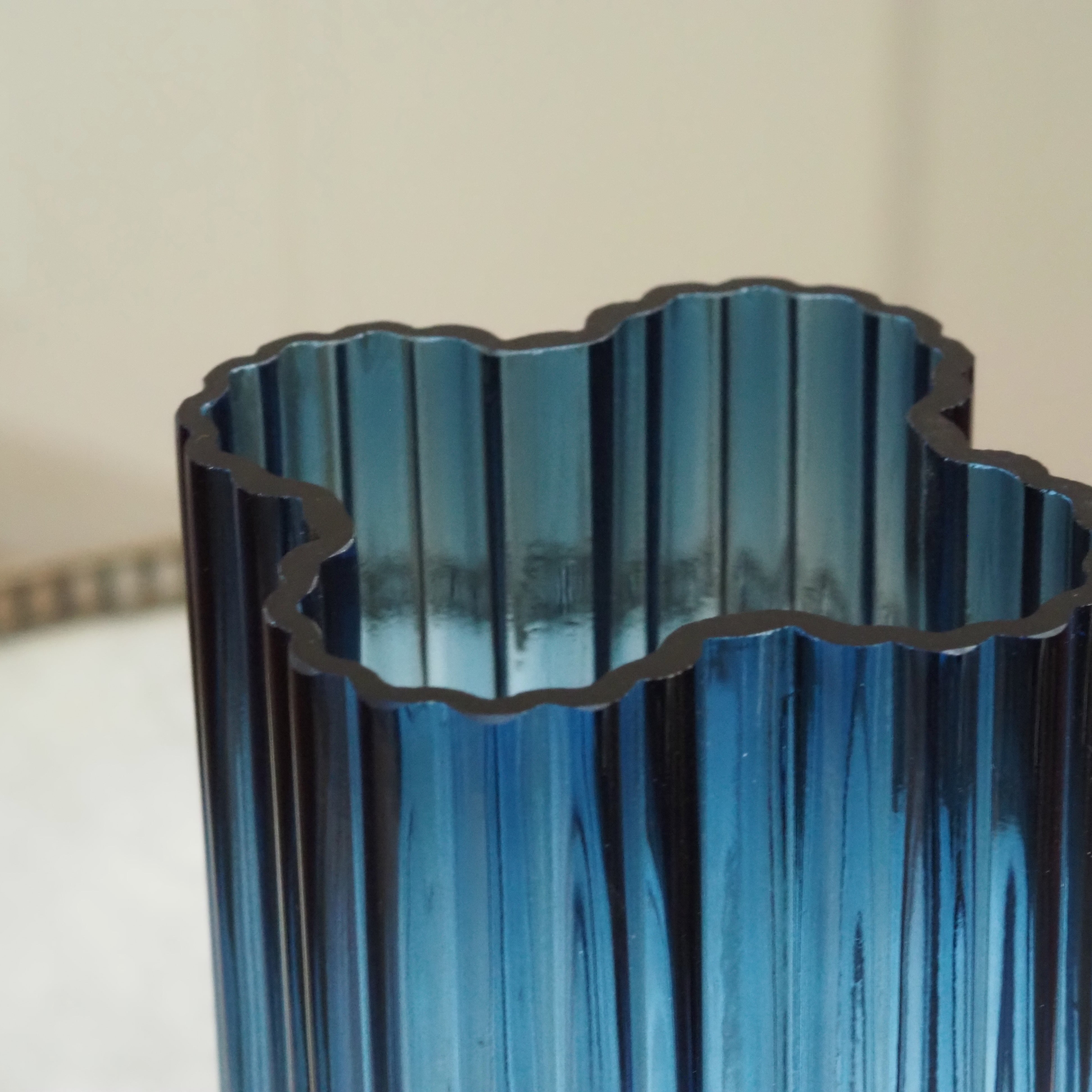 Glasvase Blau · geriffelte Designvase im modernistischen Stil