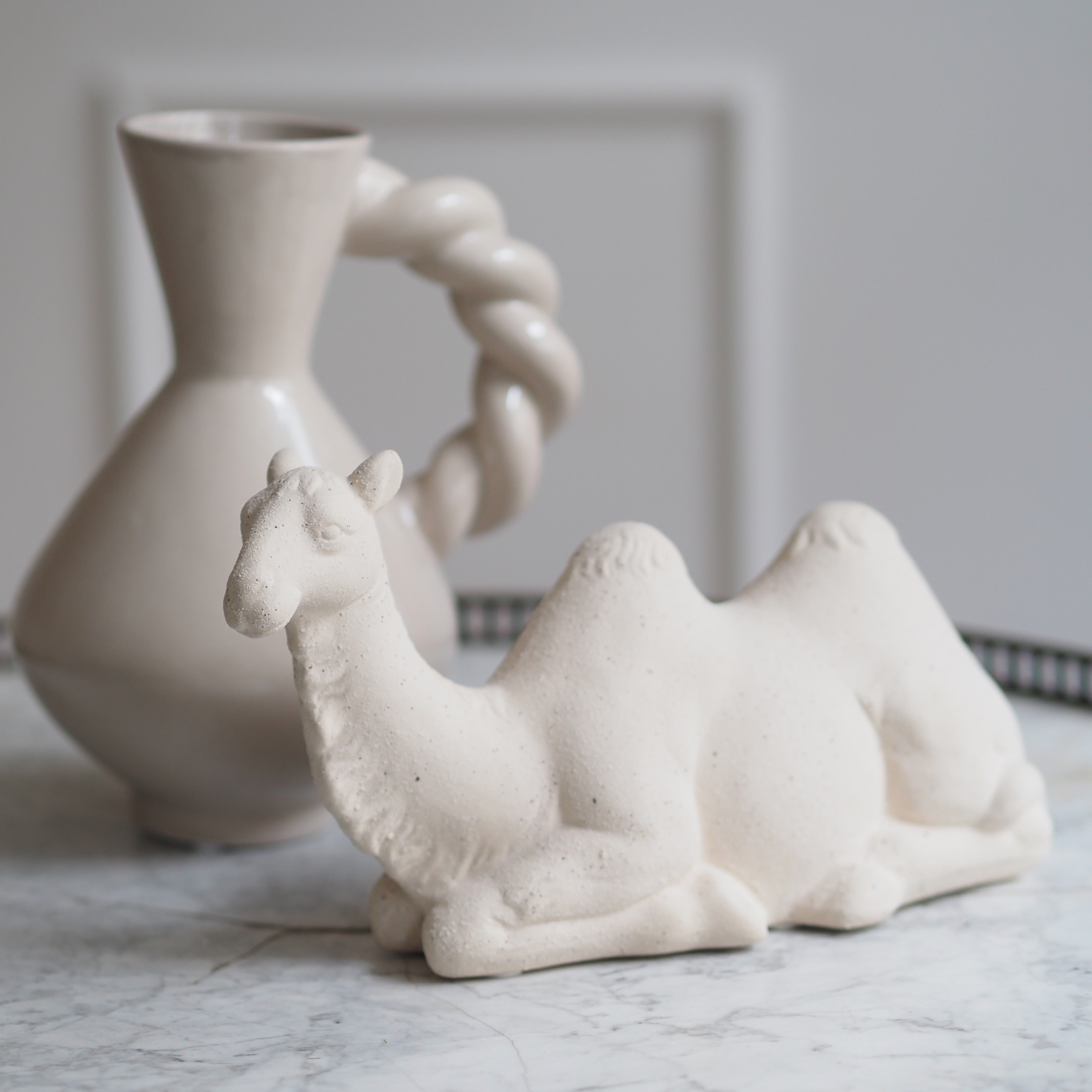 Dekofigur Kamel · matte cremefarbene Skulptur mit orientalischem Bezug