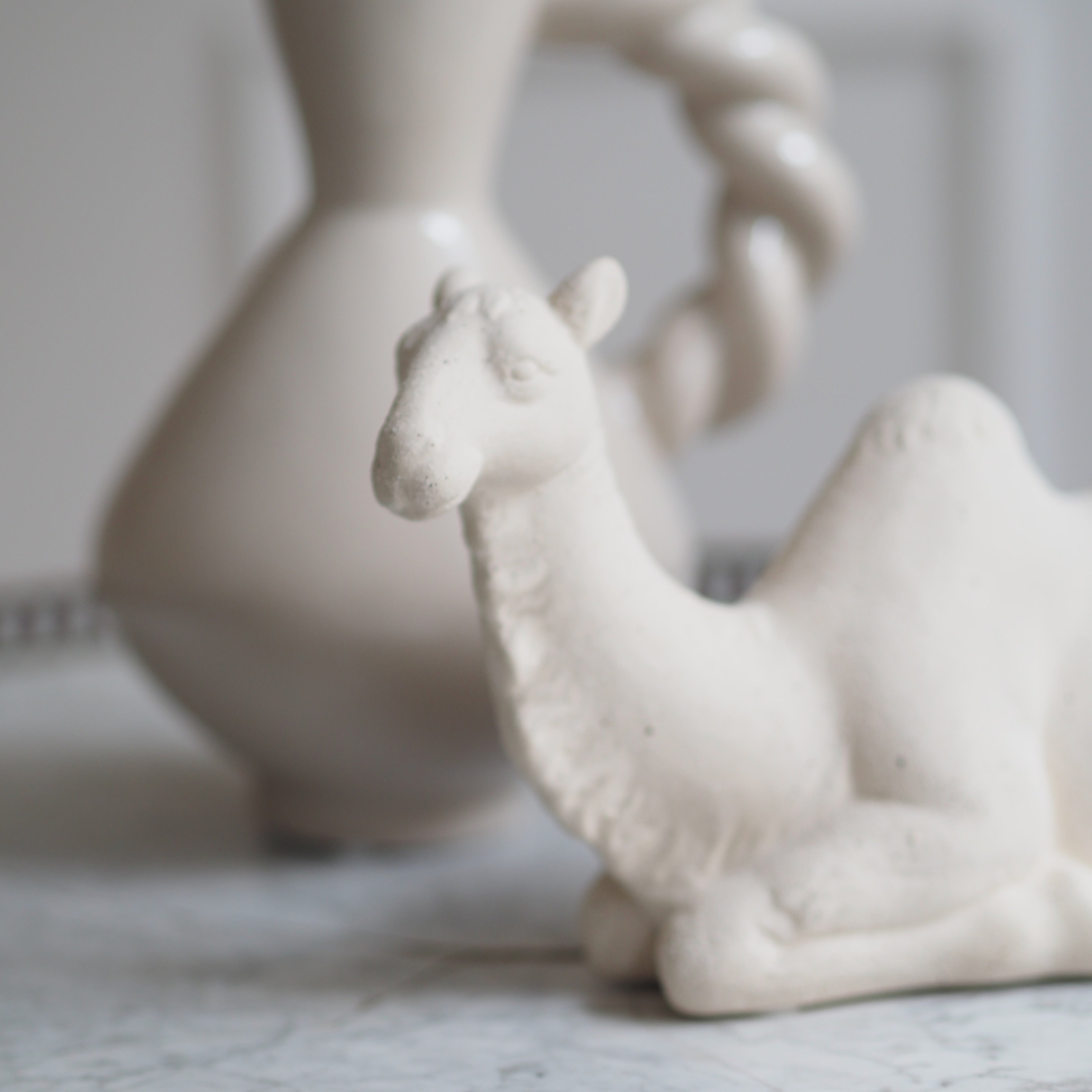 Dekofigur Kamel · matte cremefarbene Skulptur mit orientalischem Bezug