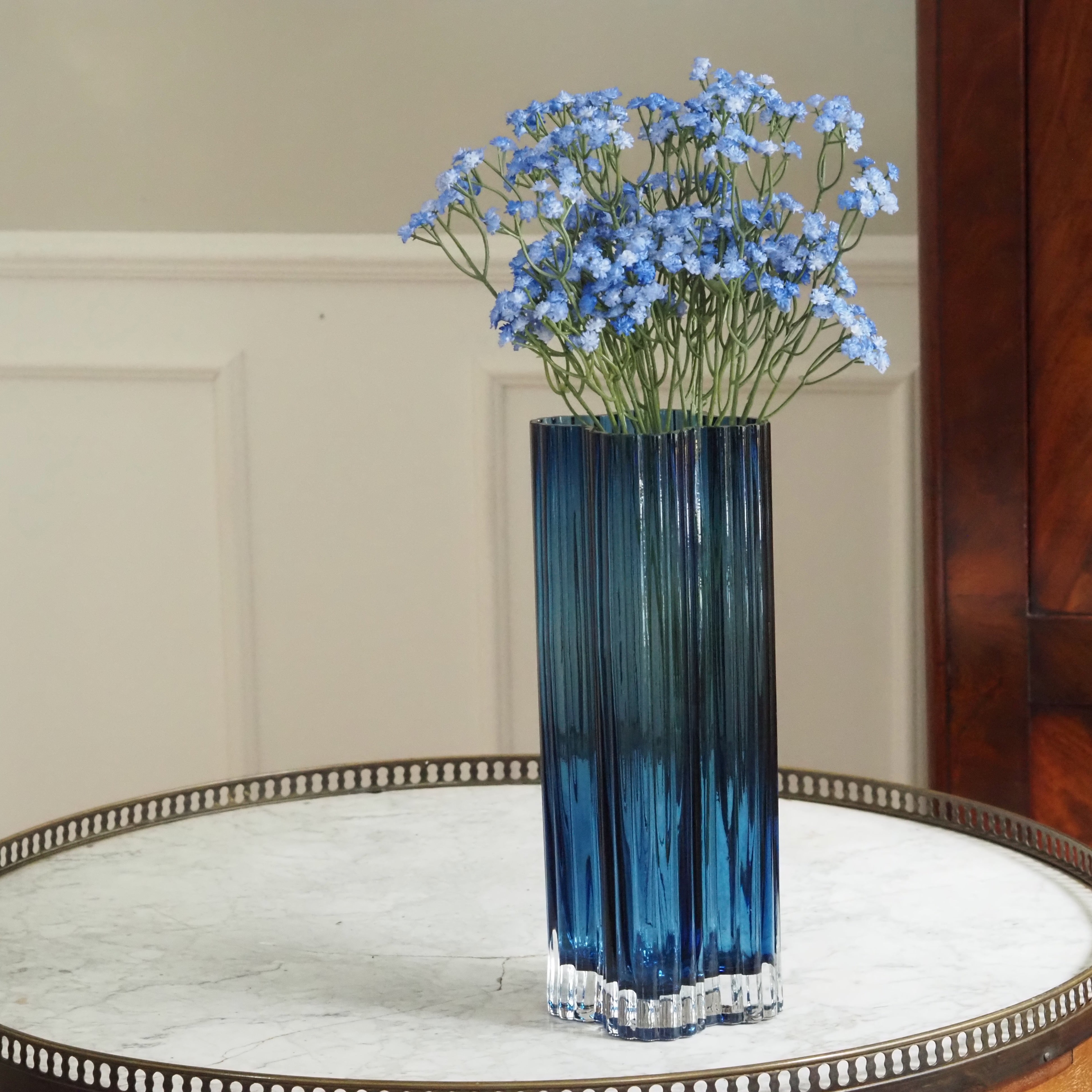 Glasvase Blau · geriffelte Designvase im modernistischen Stil