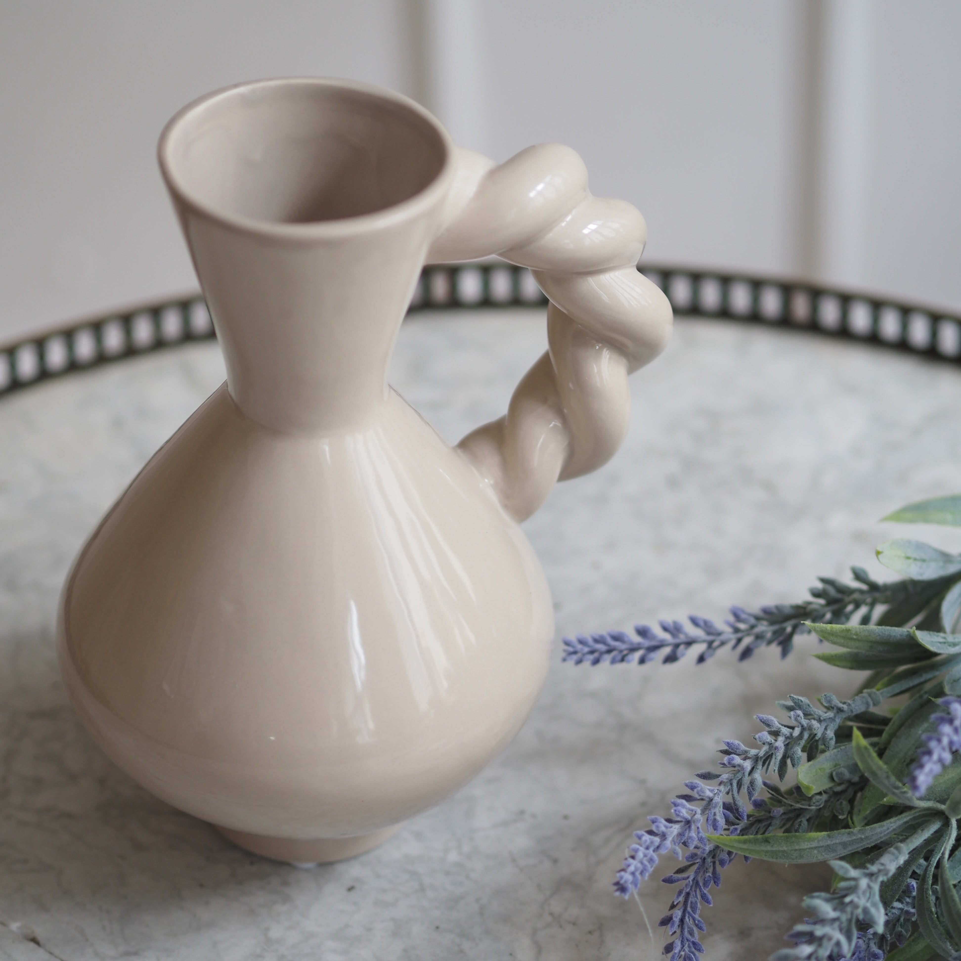 Vase mit gedrehtem Henkel · Keramikobjekt in moderner Formensprache