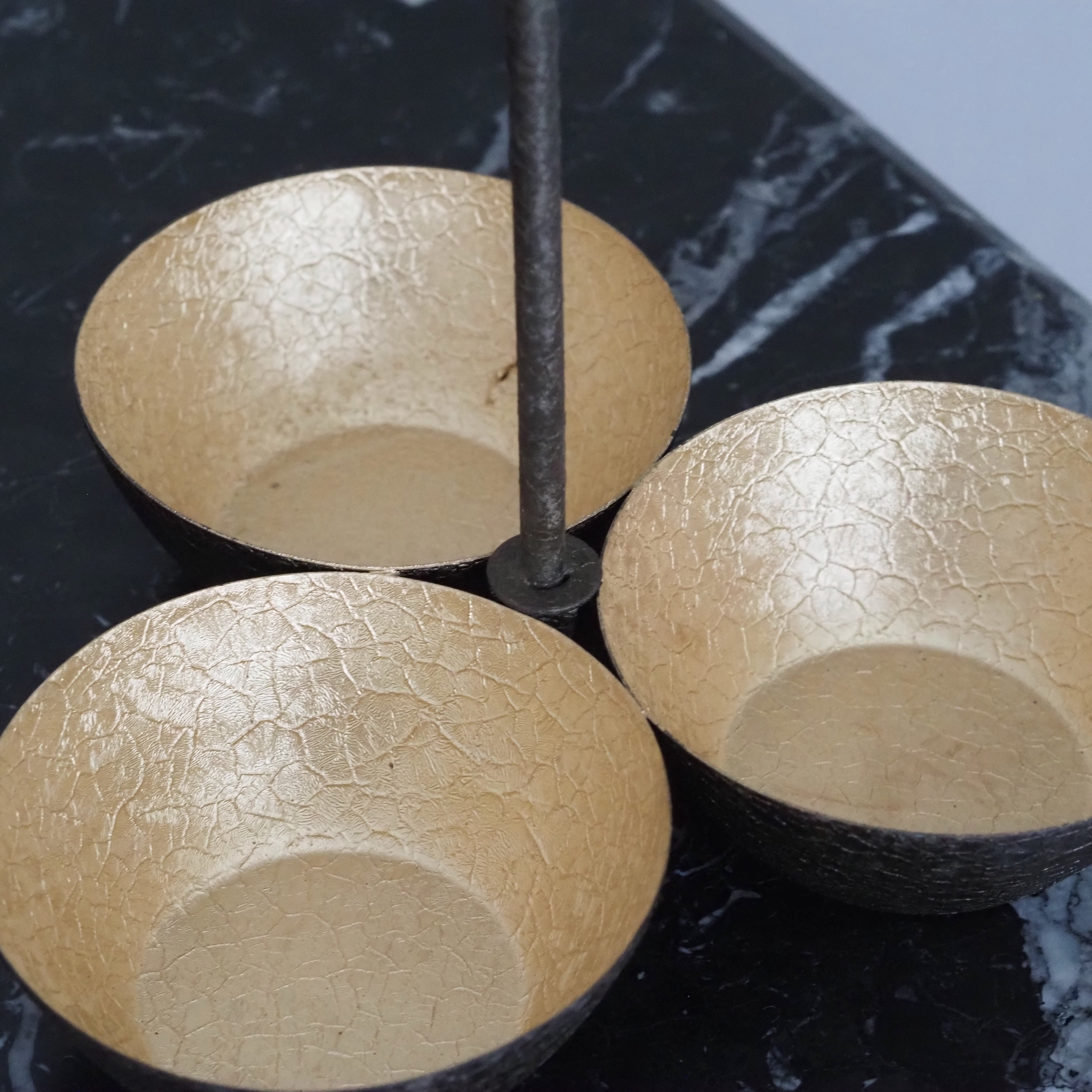 Schalenset Almu · 3 Dekoschalen im Metallgestell · Goldfarben