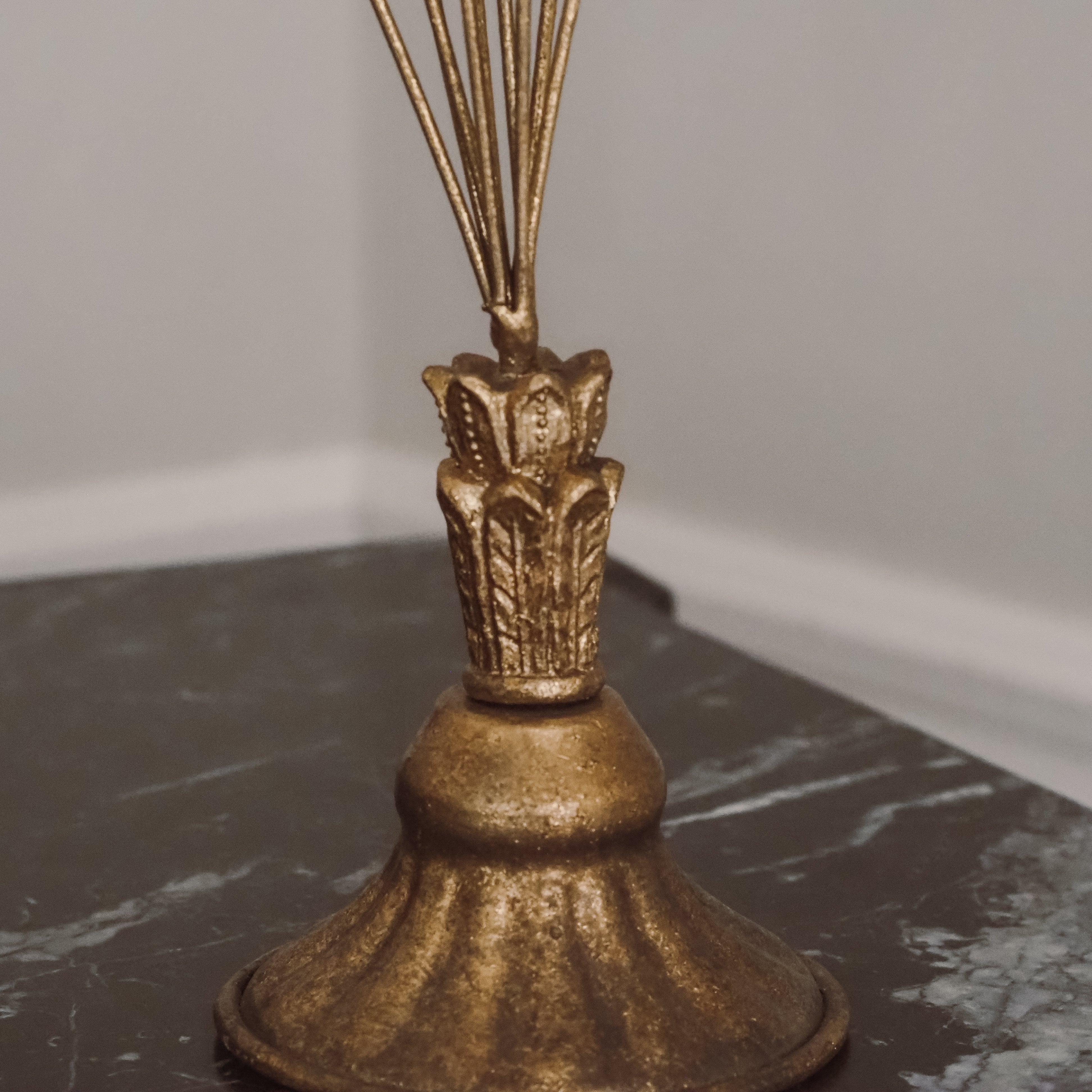Foto- und Kartenhalter mit Herzen Gold · drehbar