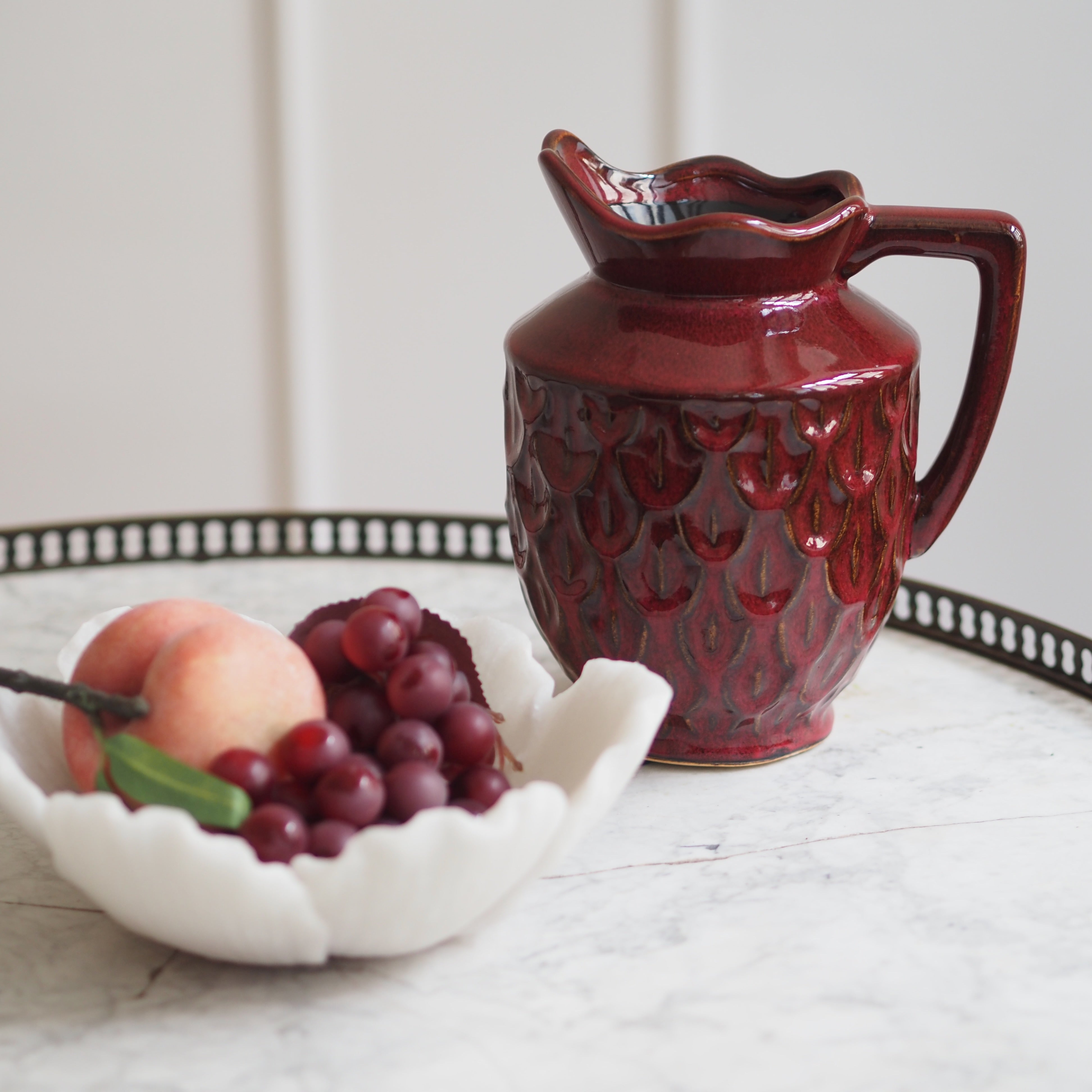 Krug Purpurrot · Reliefkeramik mit Tulpenmotiv und gewelltem Rand