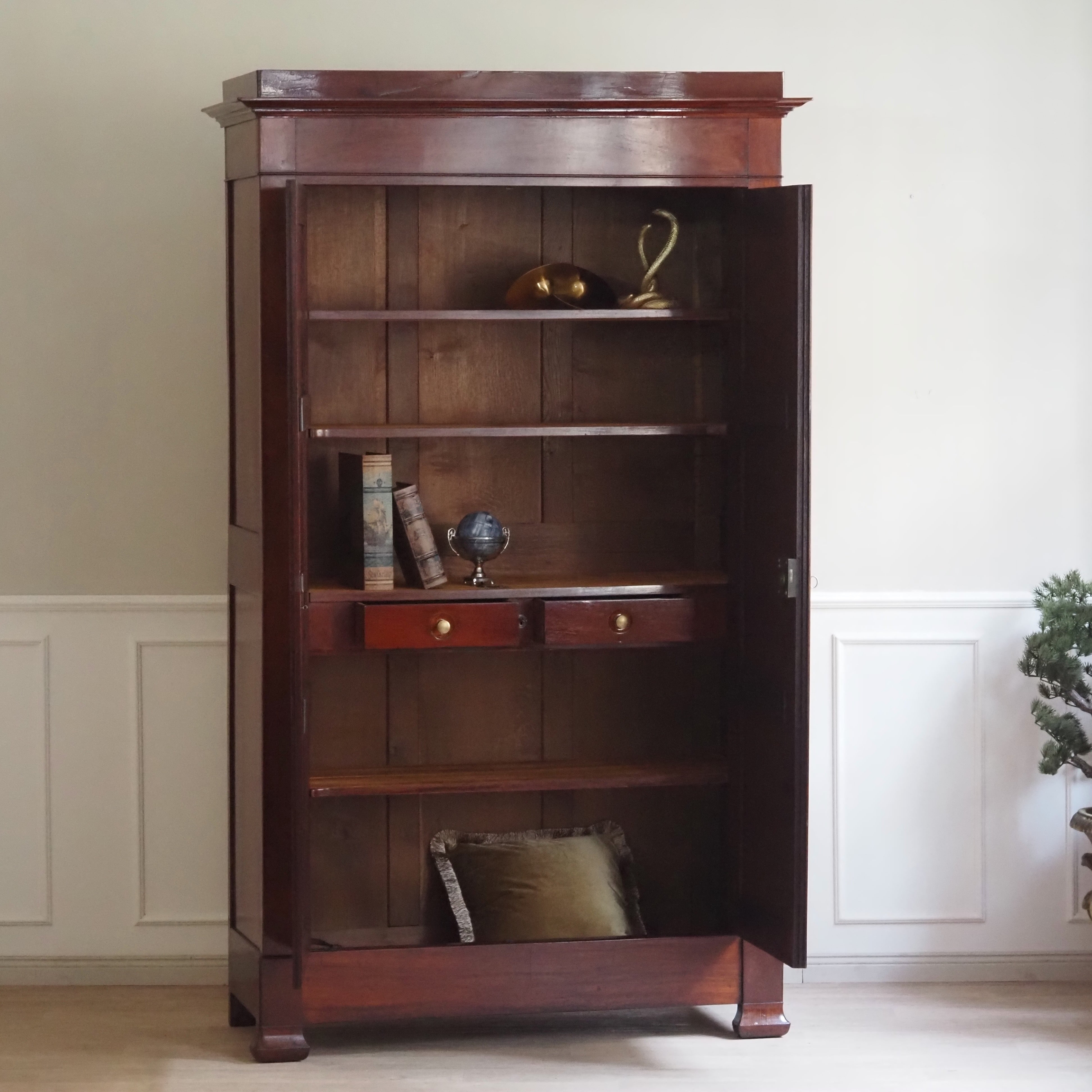 Antiker Mahagoni Kleiderschrank mit Regalböden, Gründerzeit Frankreich um 1900