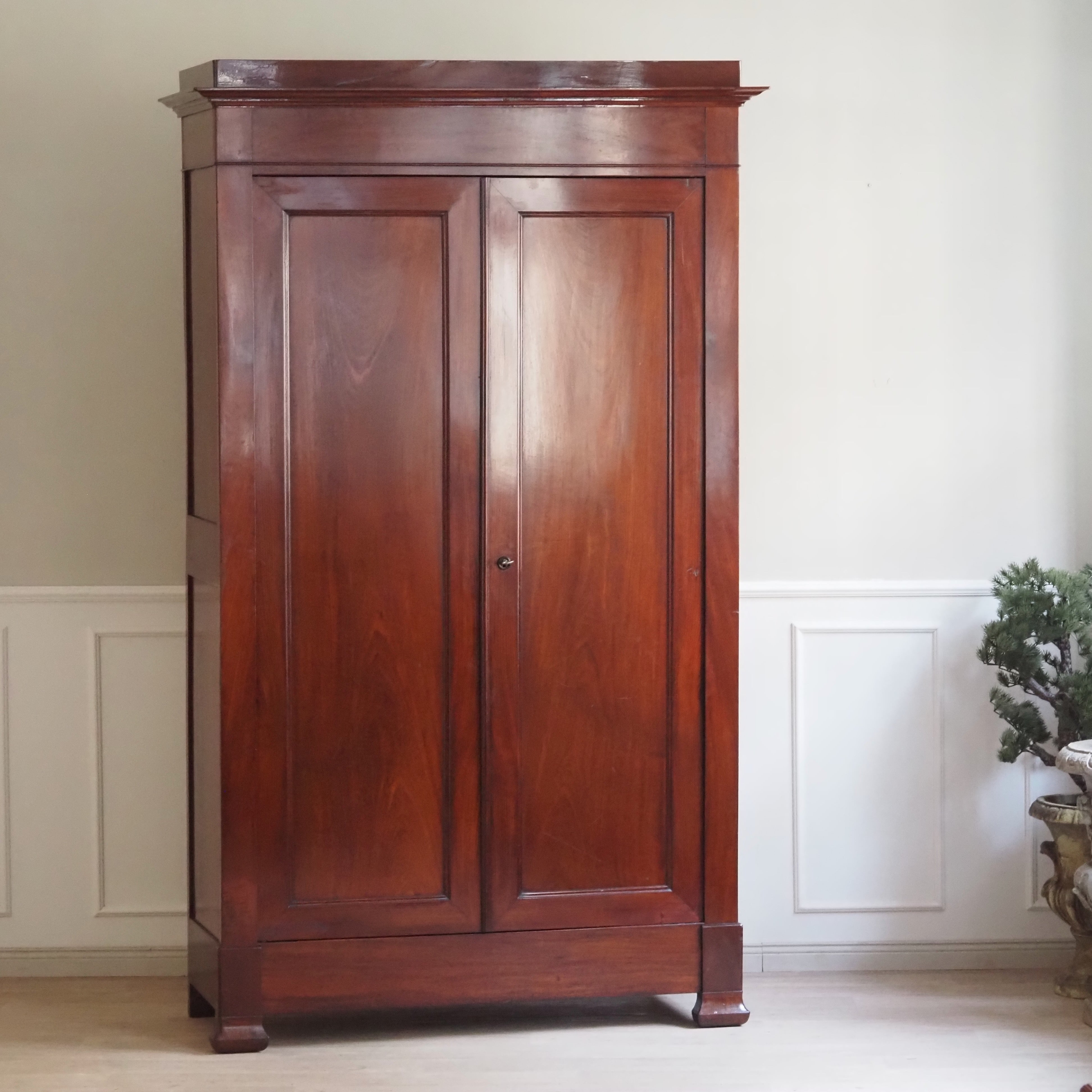 Antiker Mahagoni Kleiderschrank mit Regalböden, Gründerzeit Frankreich um 1900