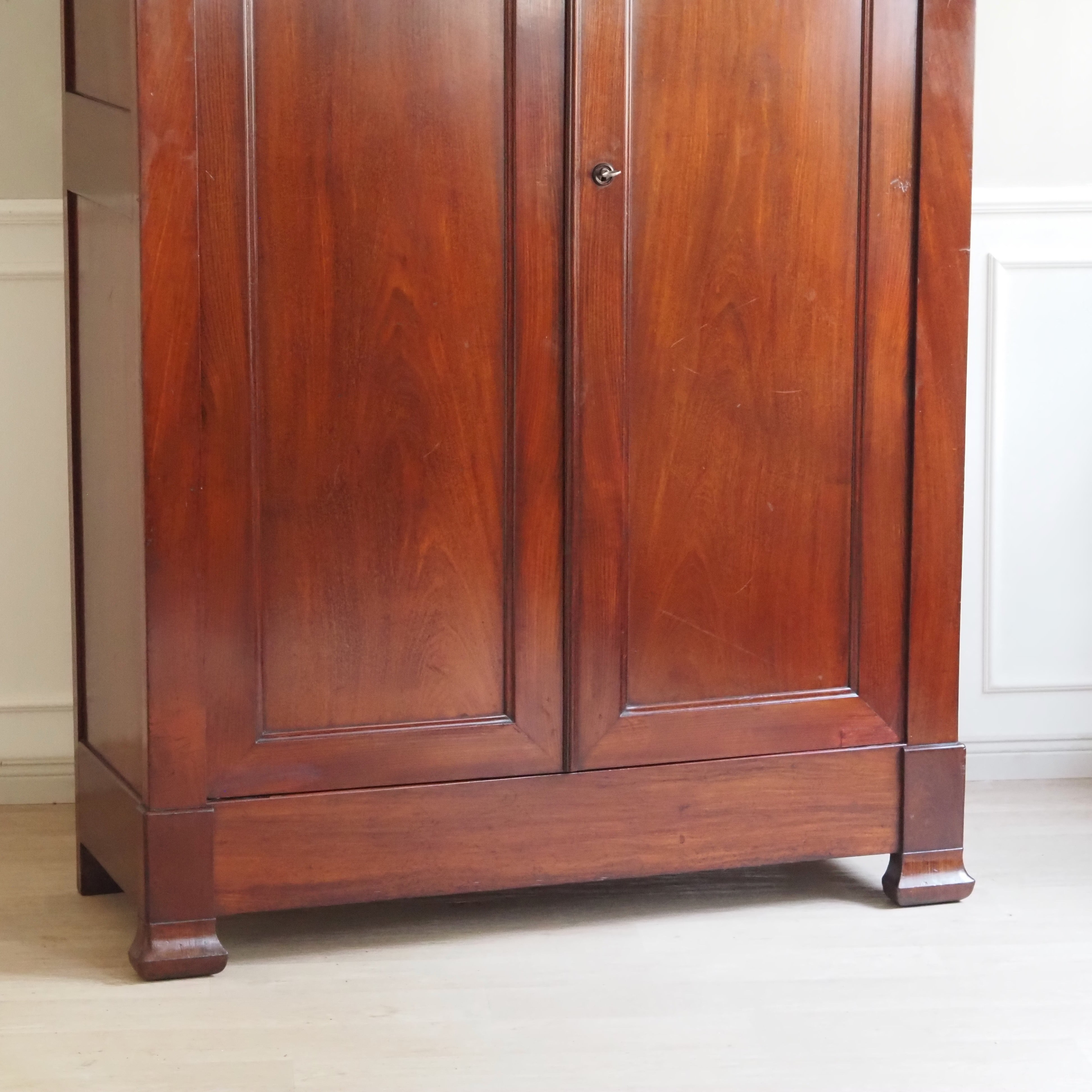Antiker Mahagoni Kleiderschrank mit Regalböden, Gründerzeit Frankreich um 1900