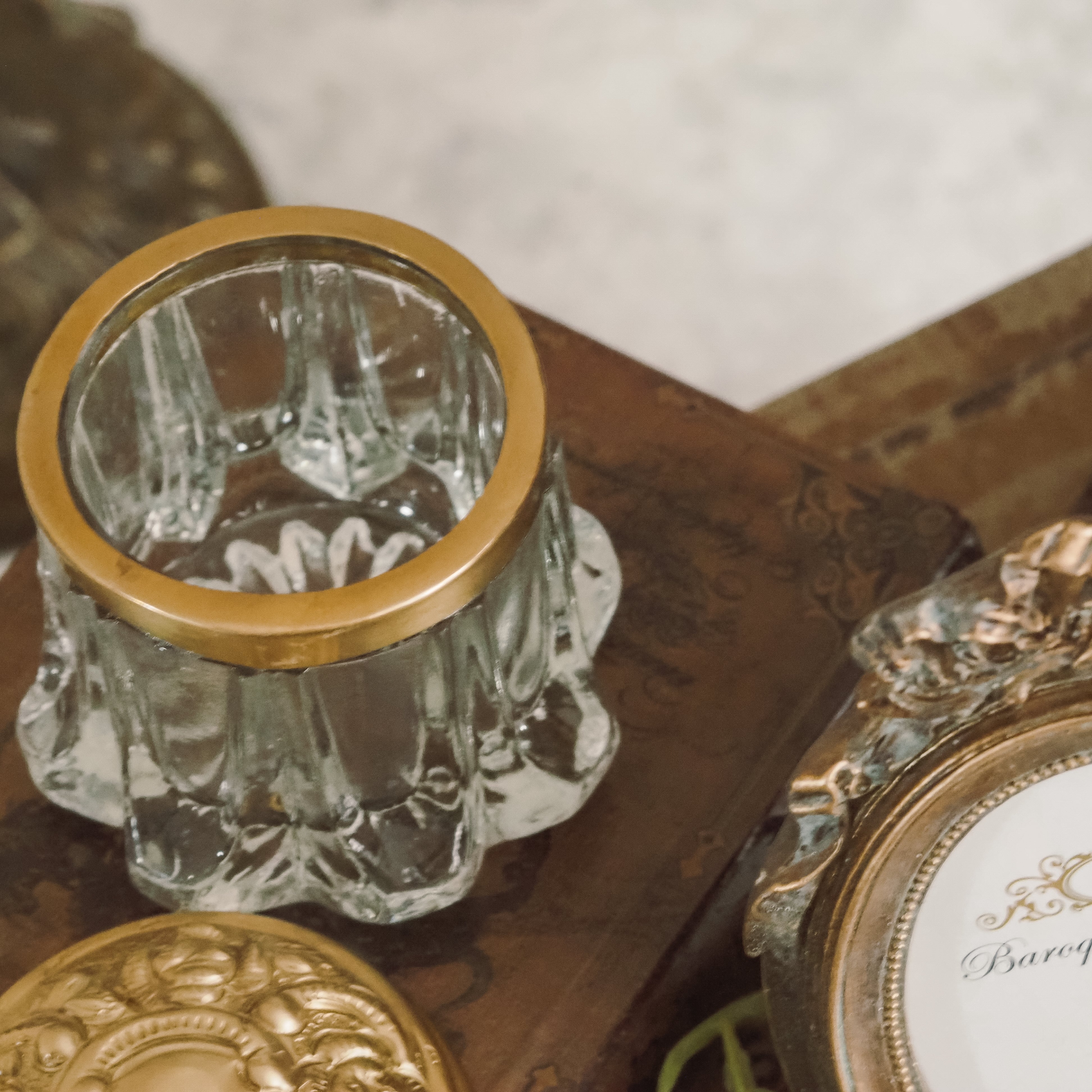 Aufbewahrungsdose aus Glas mit Messingdeckel · historistisch inspiriert