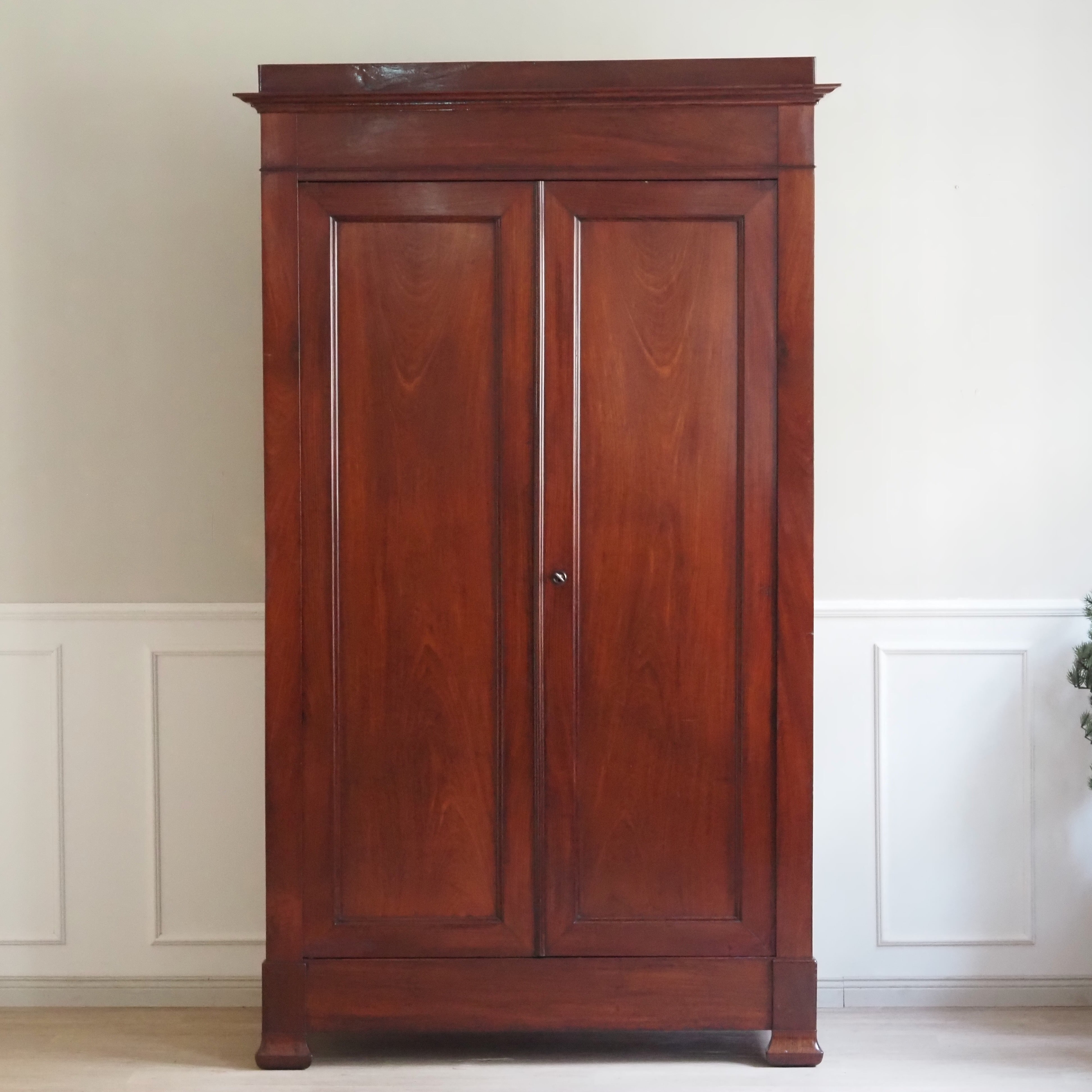 Antiker Mahagoni Kleiderschrank mit Regalböden, Gründerzeit Frankreich um 1900