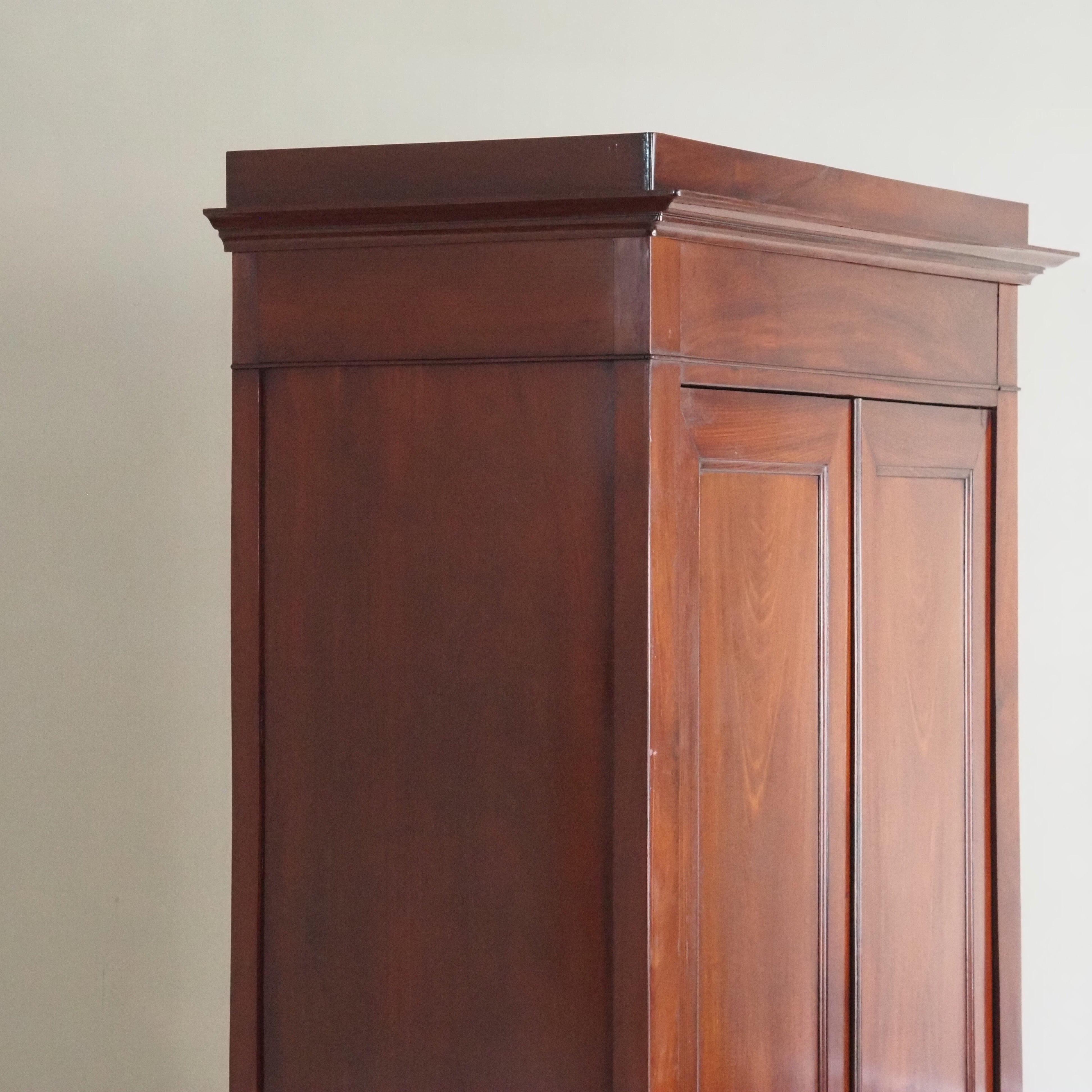 Antiker Mahagoni Kleiderschrank mit Regalböden, Gründerzeit Frankreich um 1900