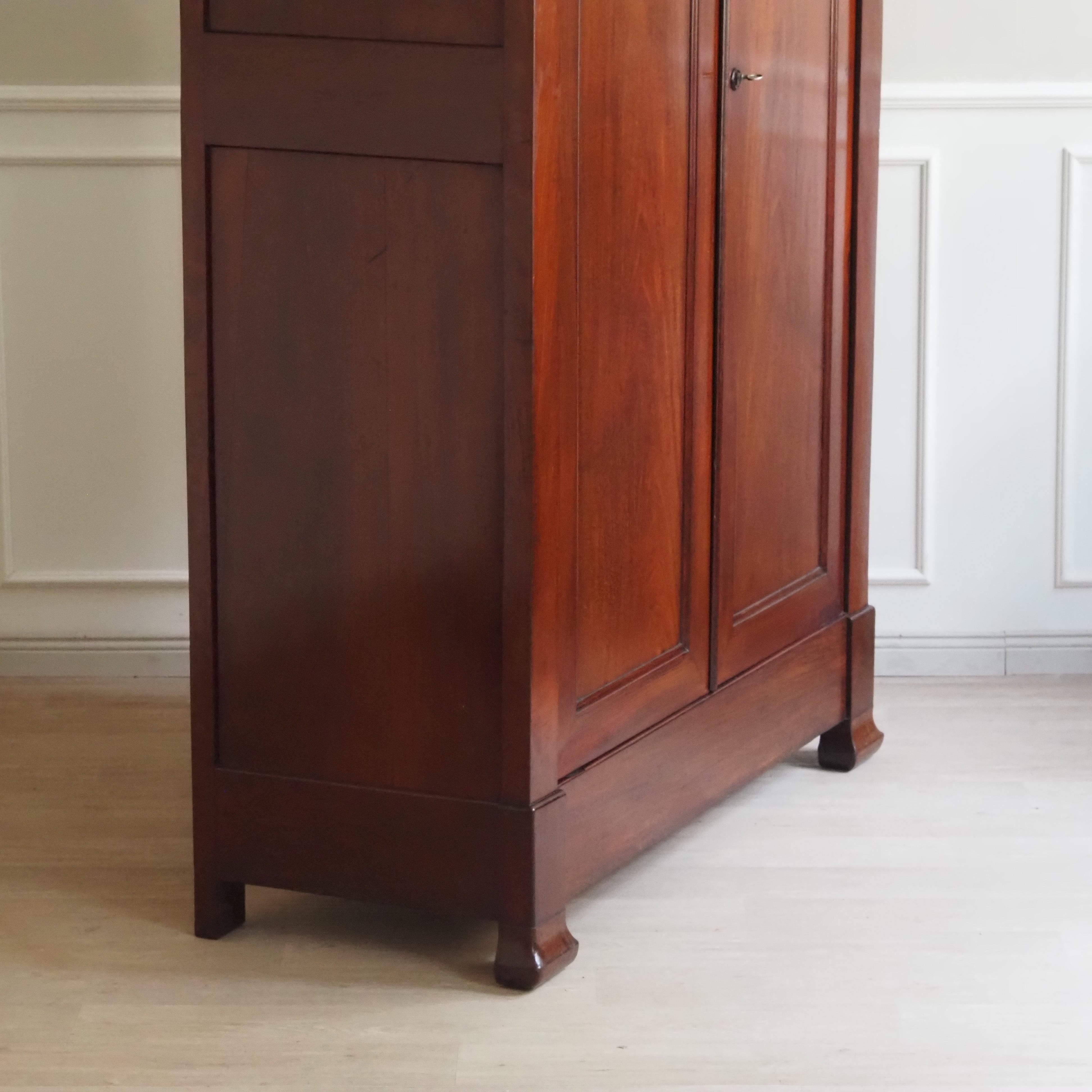 Antiker Mahagoni Kleiderschrank mit Regalböden, Gründerzeit Frankreich um 1900