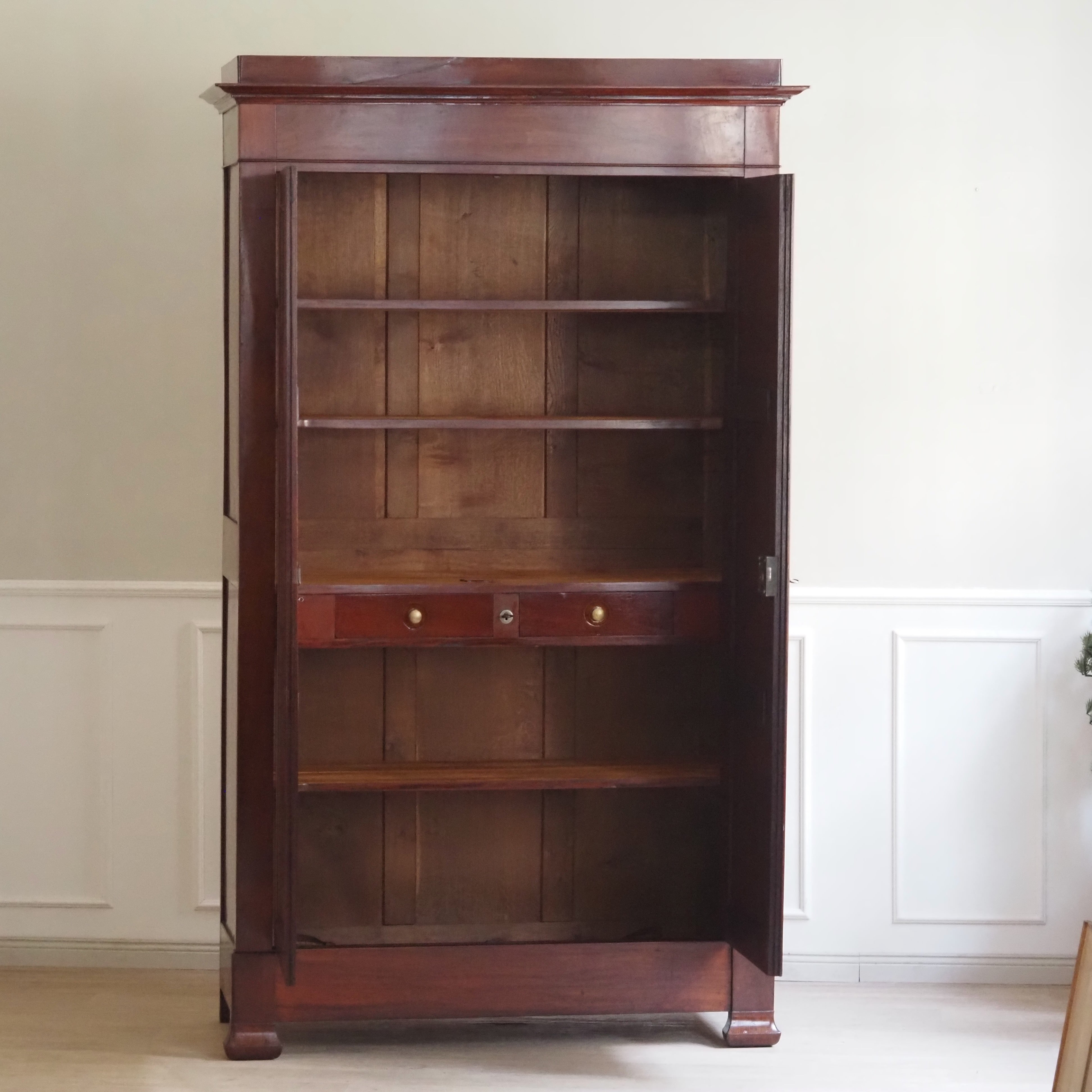 Antiker Mahagoni Kleiderschrank mit Regalböden, Gründerzeit Frankreich um 1900