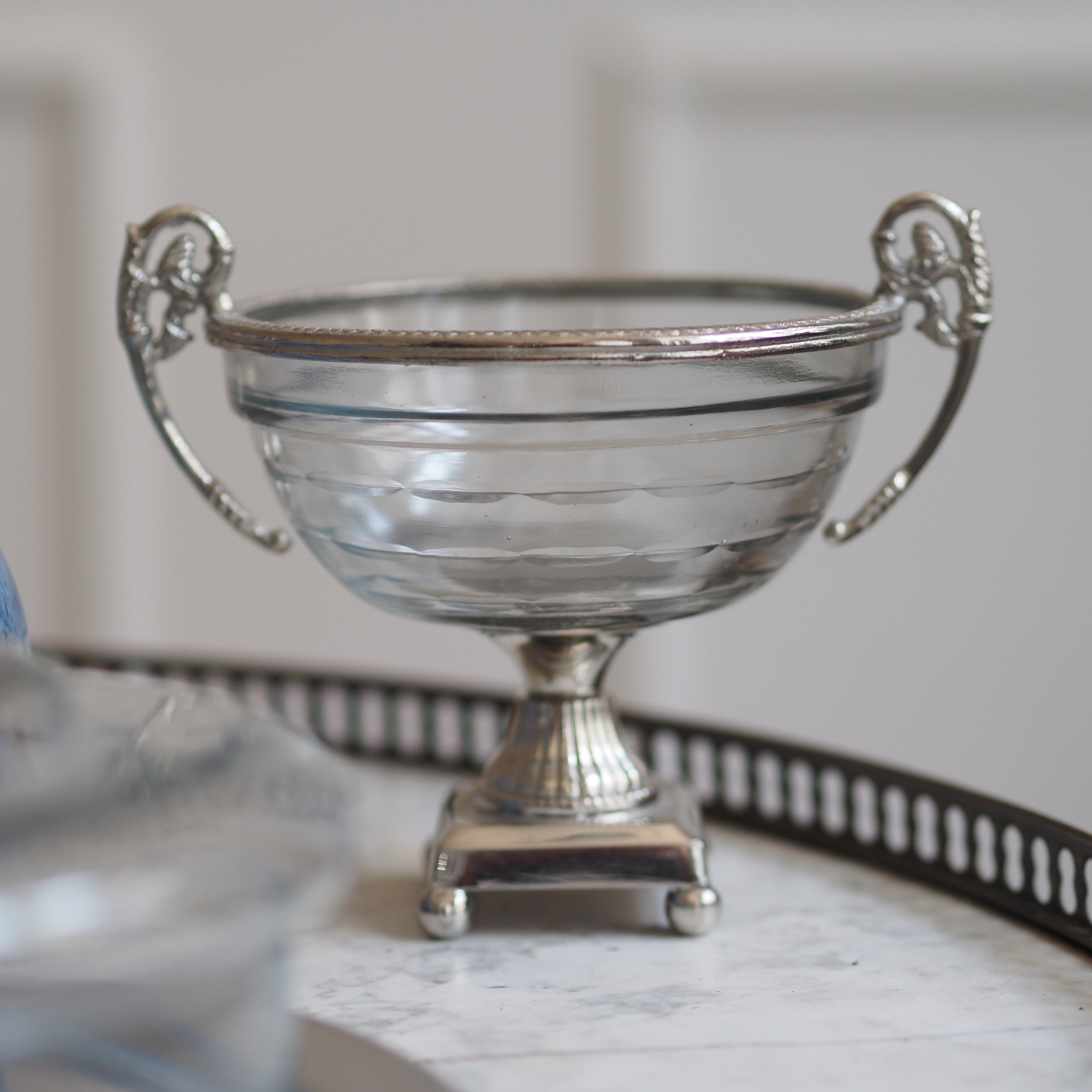 Bonboniere Glas · Silberfarbene Metallmontierung angelehnt an den Klassizismus