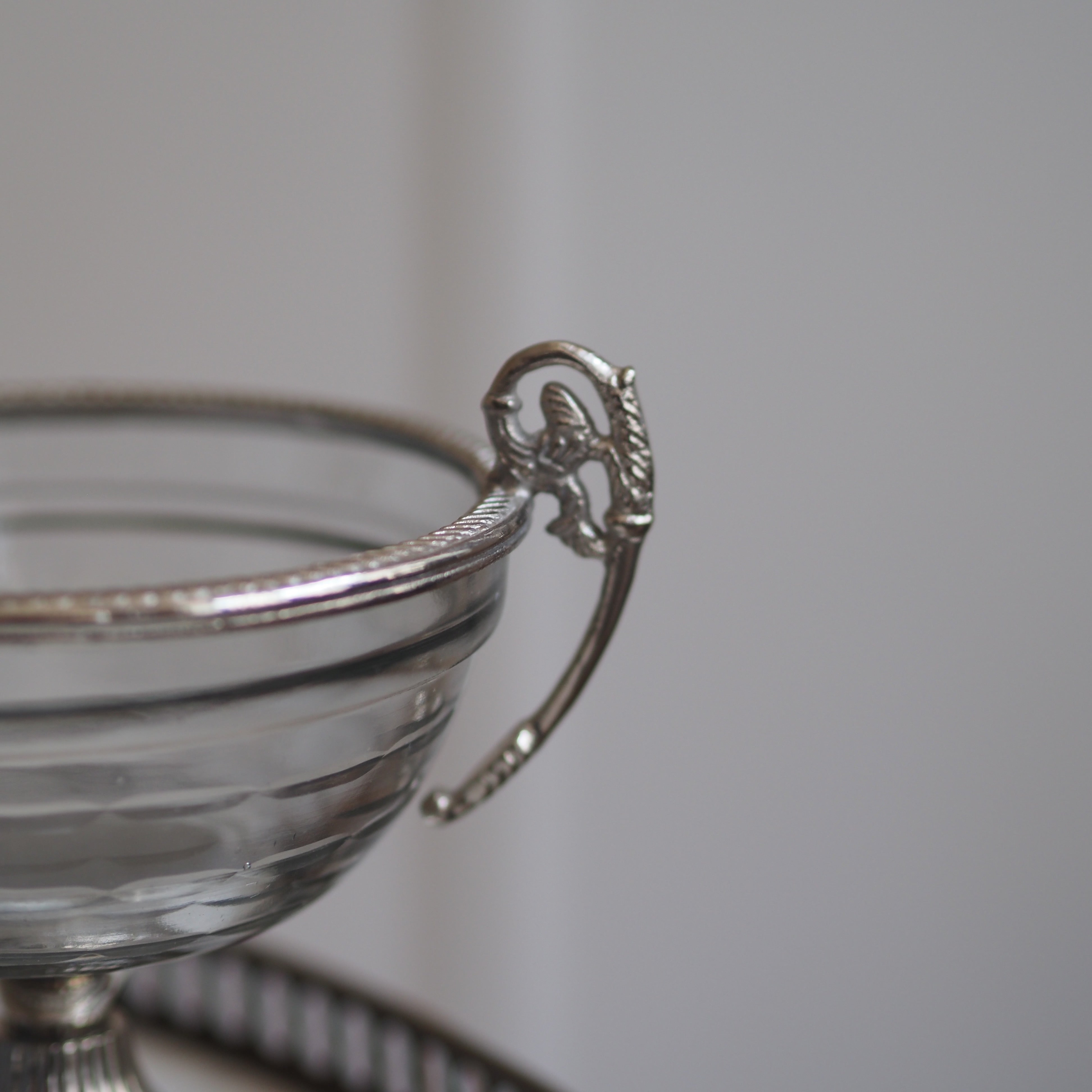 Bonboniere Glas · Silberfarbene Metallmontierung angelehnt an den Klassizismus