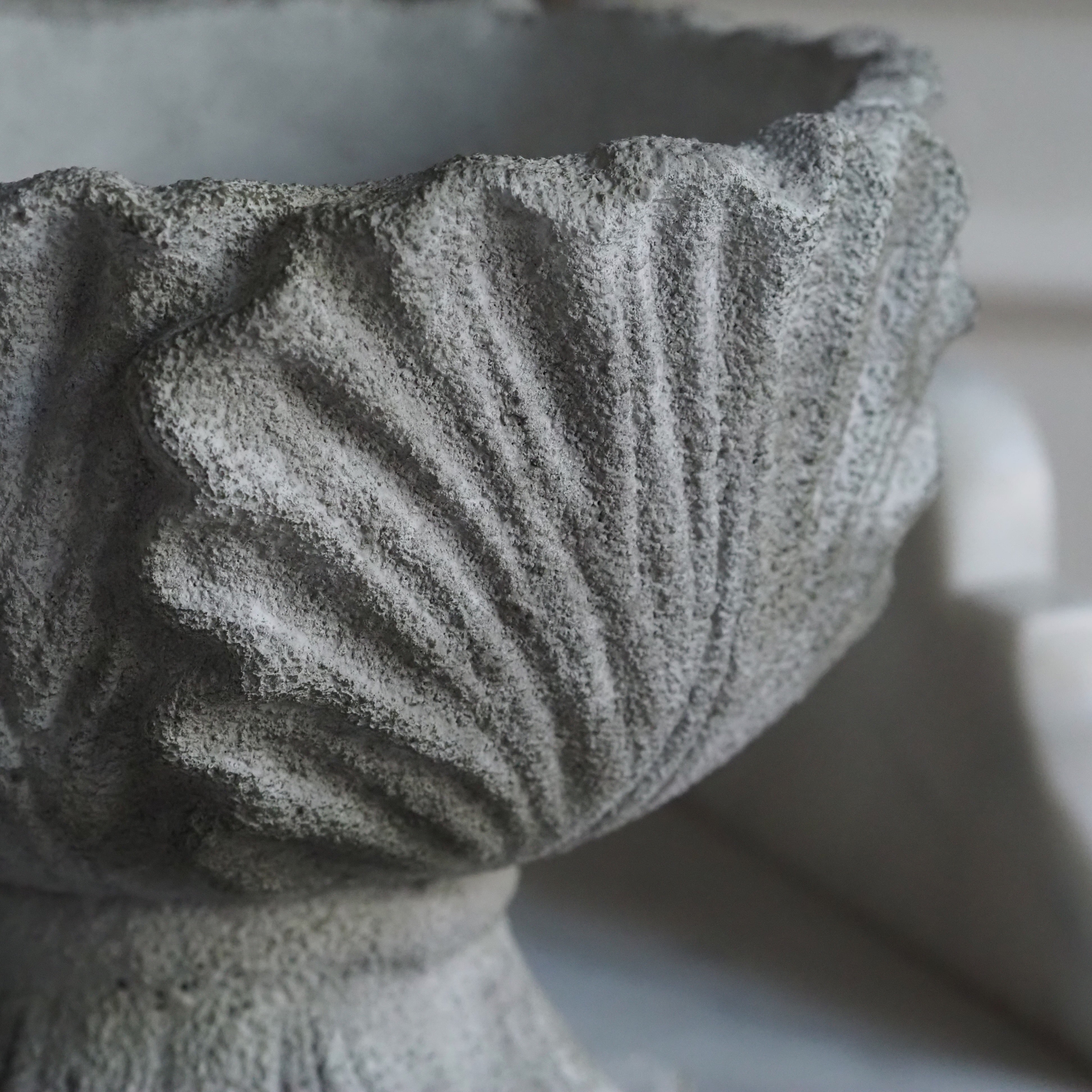 Blumentopf auf Fuß · klassisch inspirierte Steinguss-Schale in Steinoptik