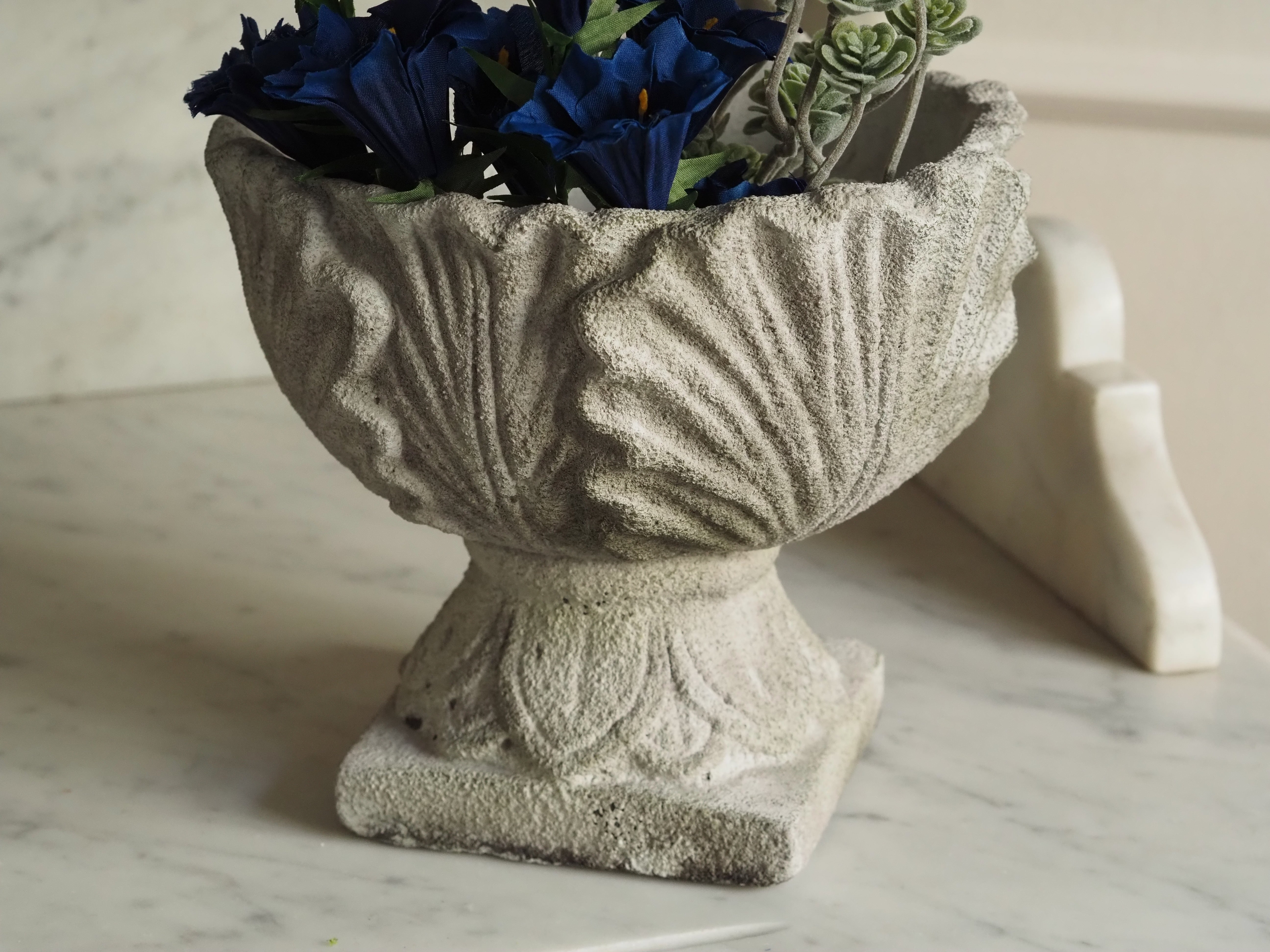 Blumentopf auf Fuß · klassisch inspirierte Steinguss-Schale in Steinoptik