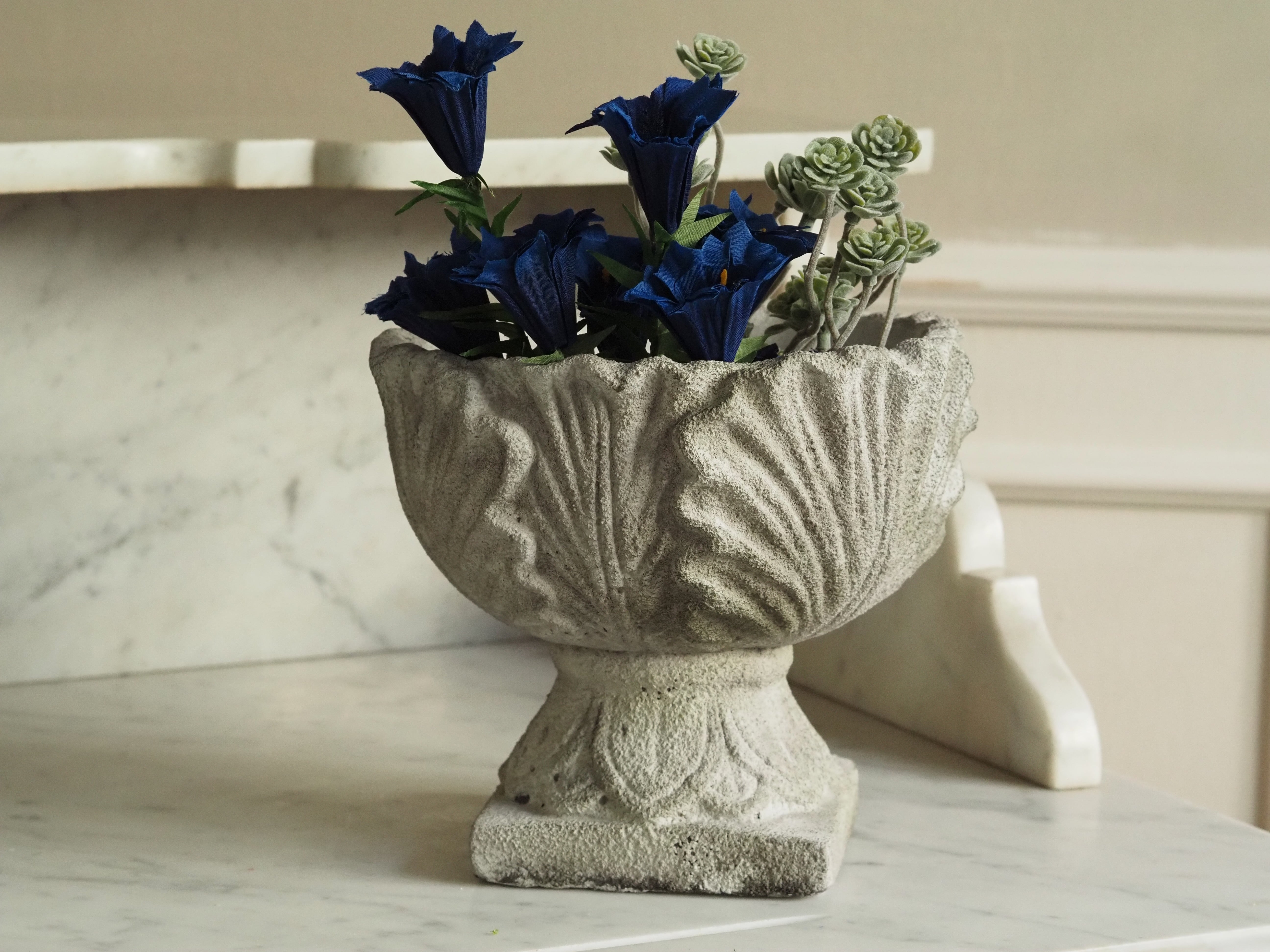 Blumentopf auf Fuß · klassisch inspirierte Steinguss-Schale in Steinoptik