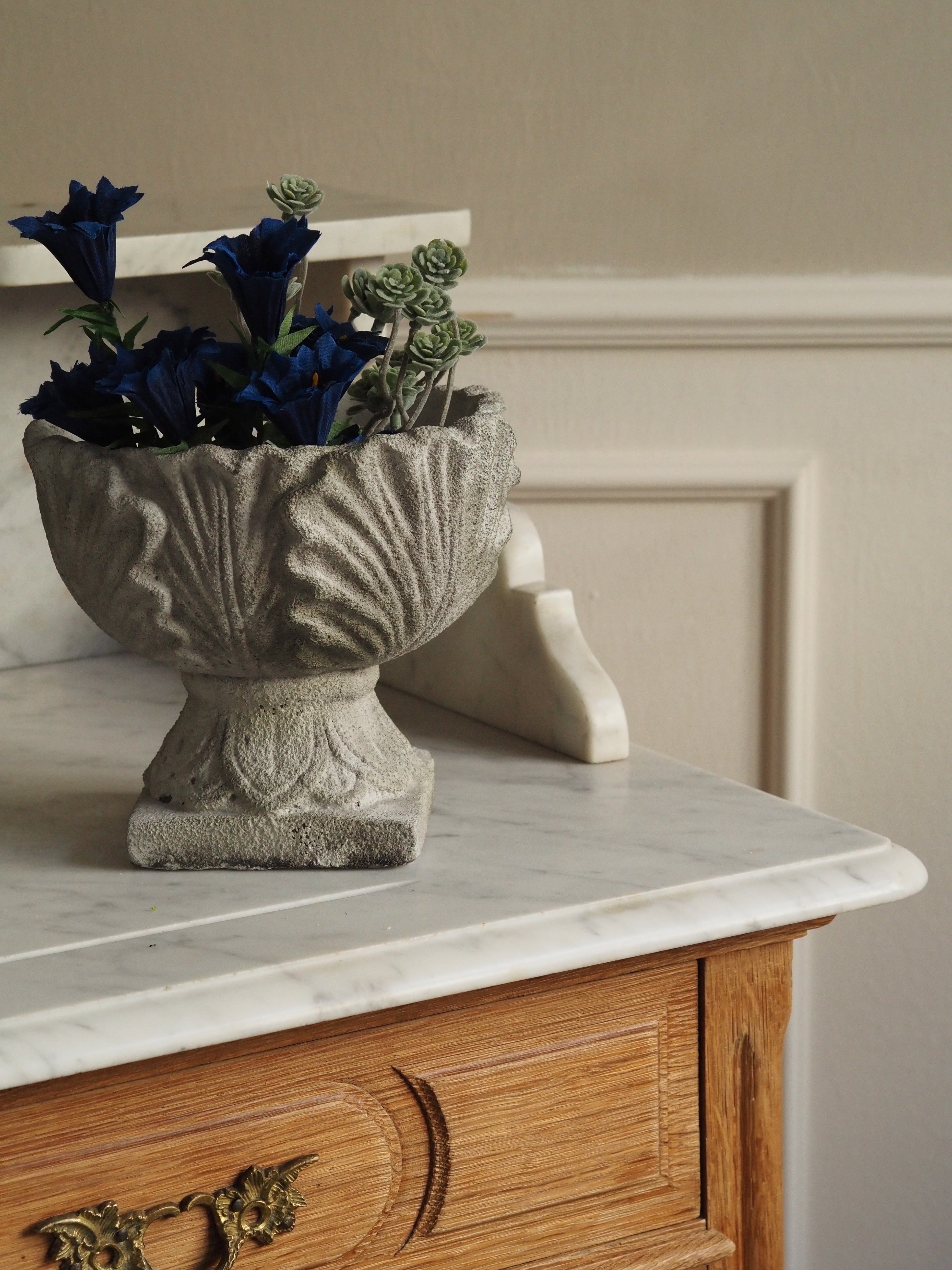 Blumentopf auf Fuß · klassisch inspirierte Steinguss-Schale in Steinoptik