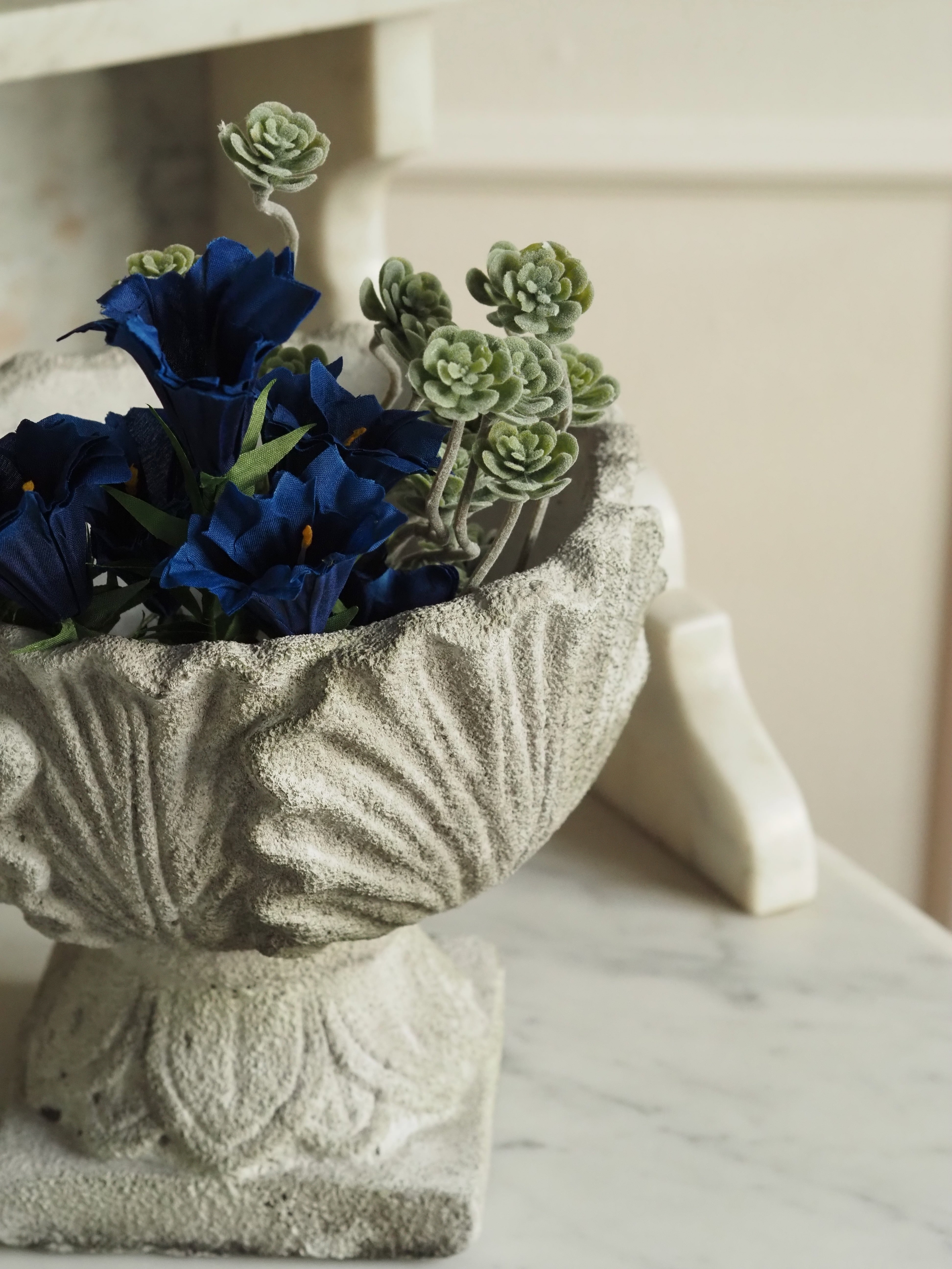 Blumentopf auf Fuß · klassisch inspirierte Steinguss-Schale in Steinoptik