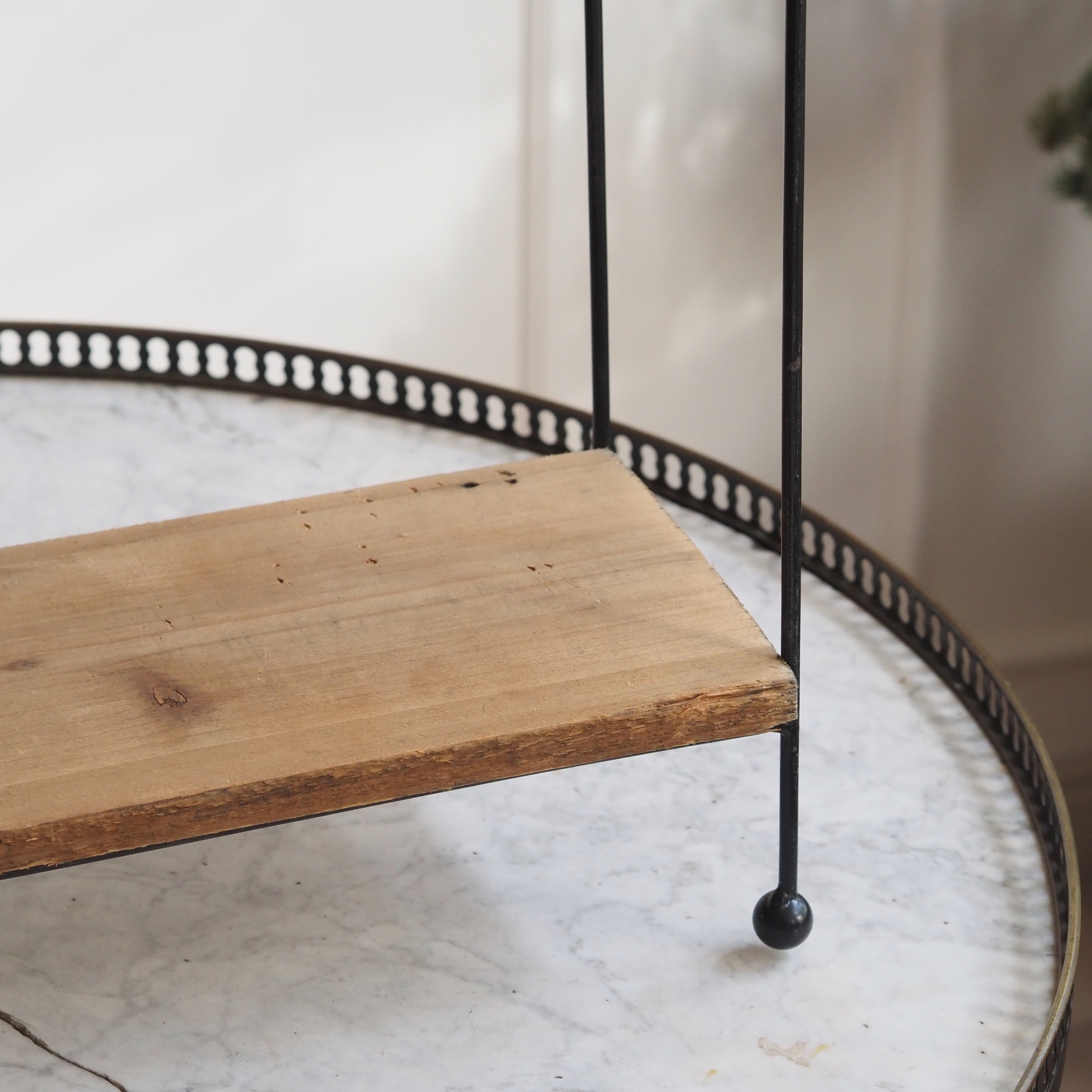 Standregal Metall und Holz · Gotischer Spitzbogen