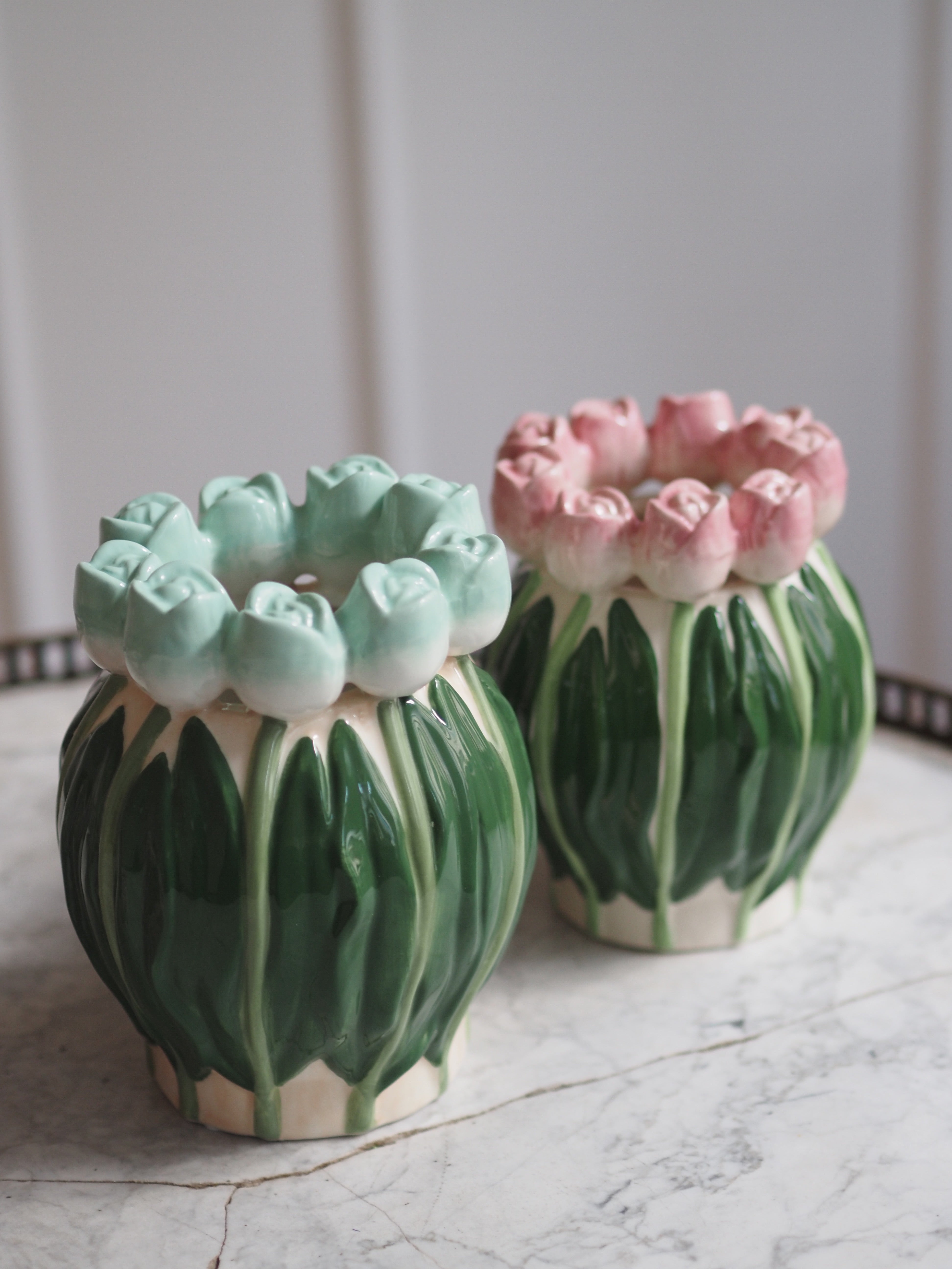 Tulpenvase aus Dolomit · florale Keramikvase mit plastischem Tulpenrand