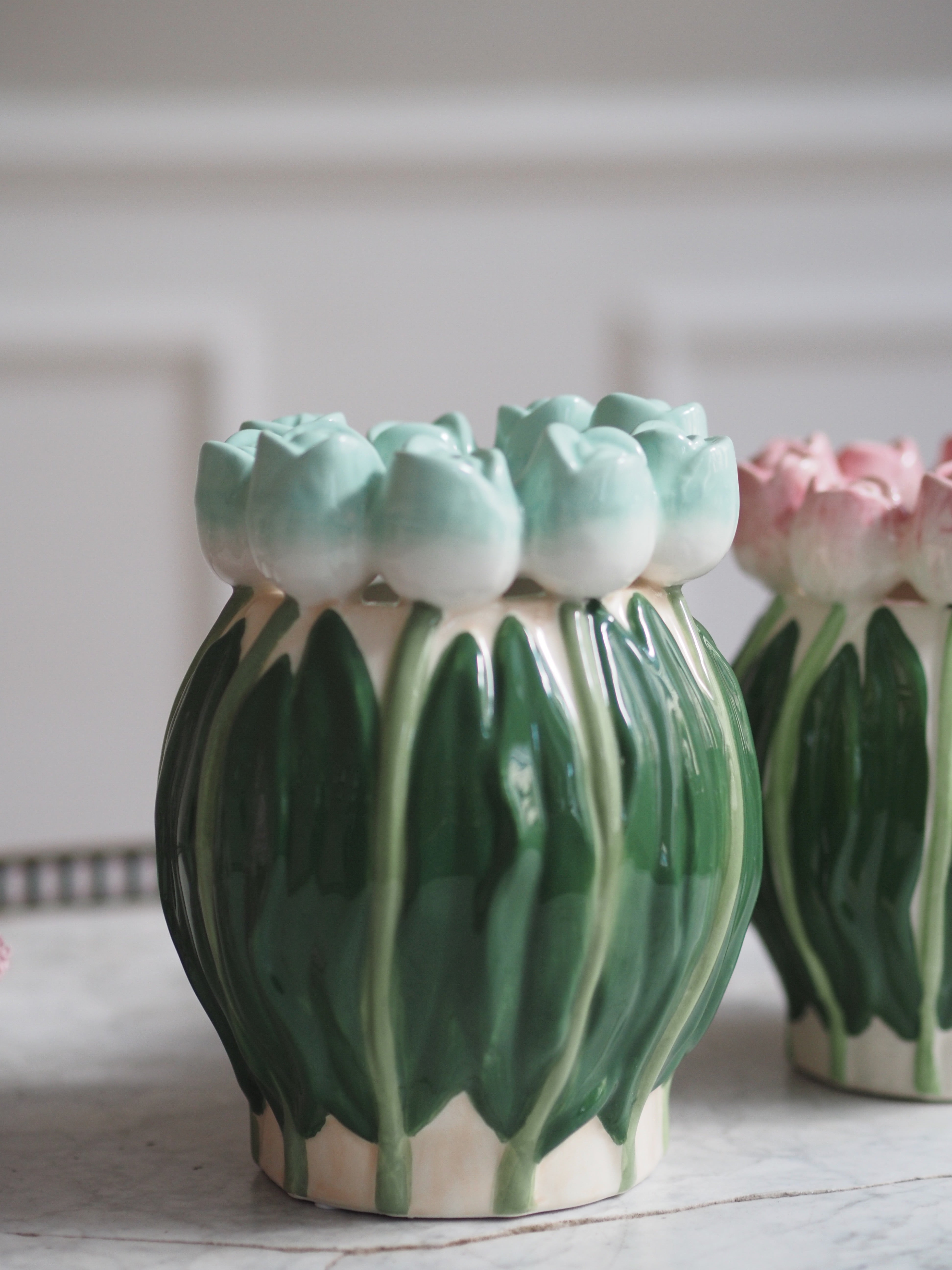 Tulpenvase aus Dolomit · florale Keramikvase mit plastischem Tulpenrand
