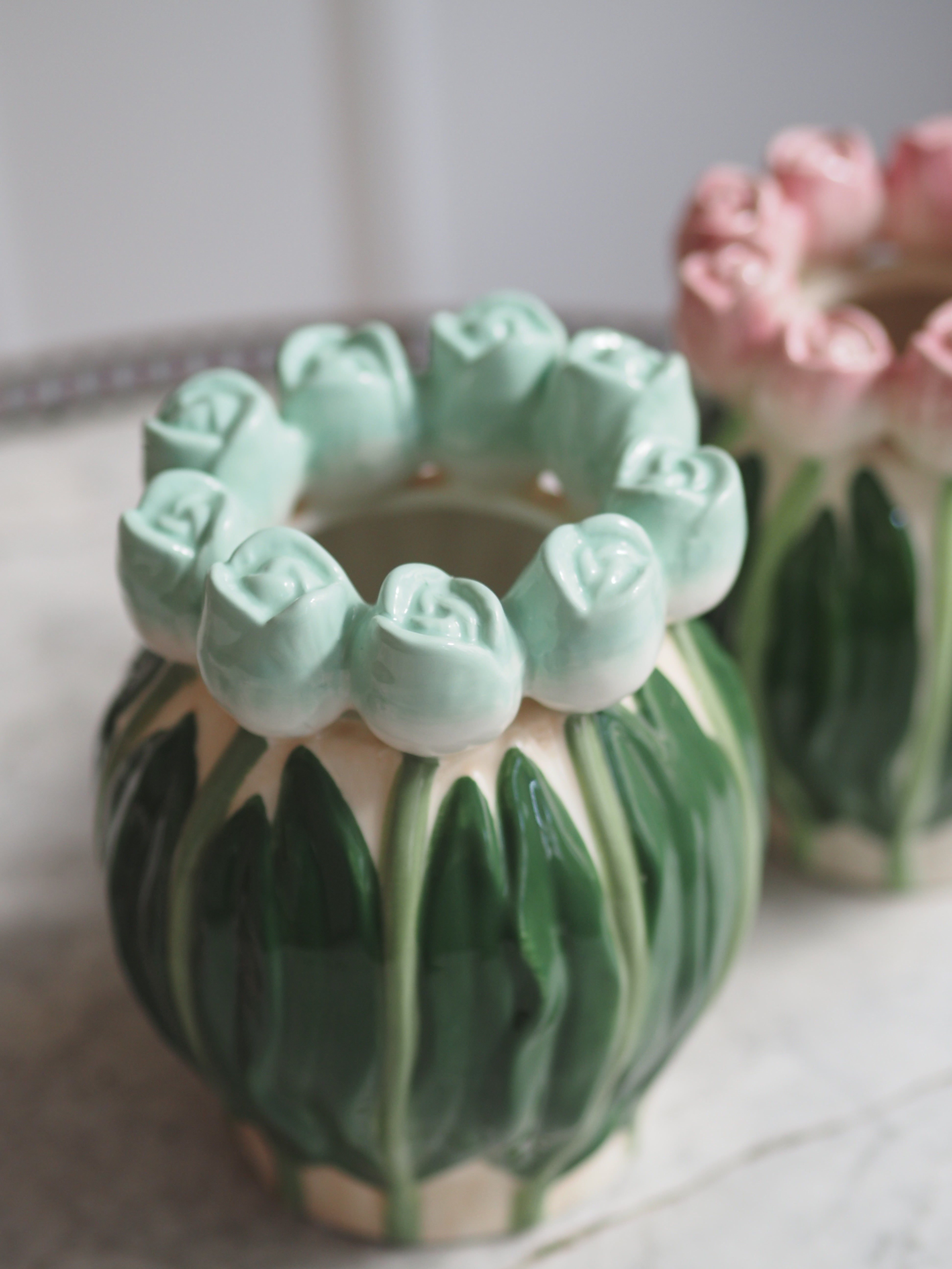 Tulpenvase aus Dolomit · florale Keramikvase mit plastischem Tulpenrand