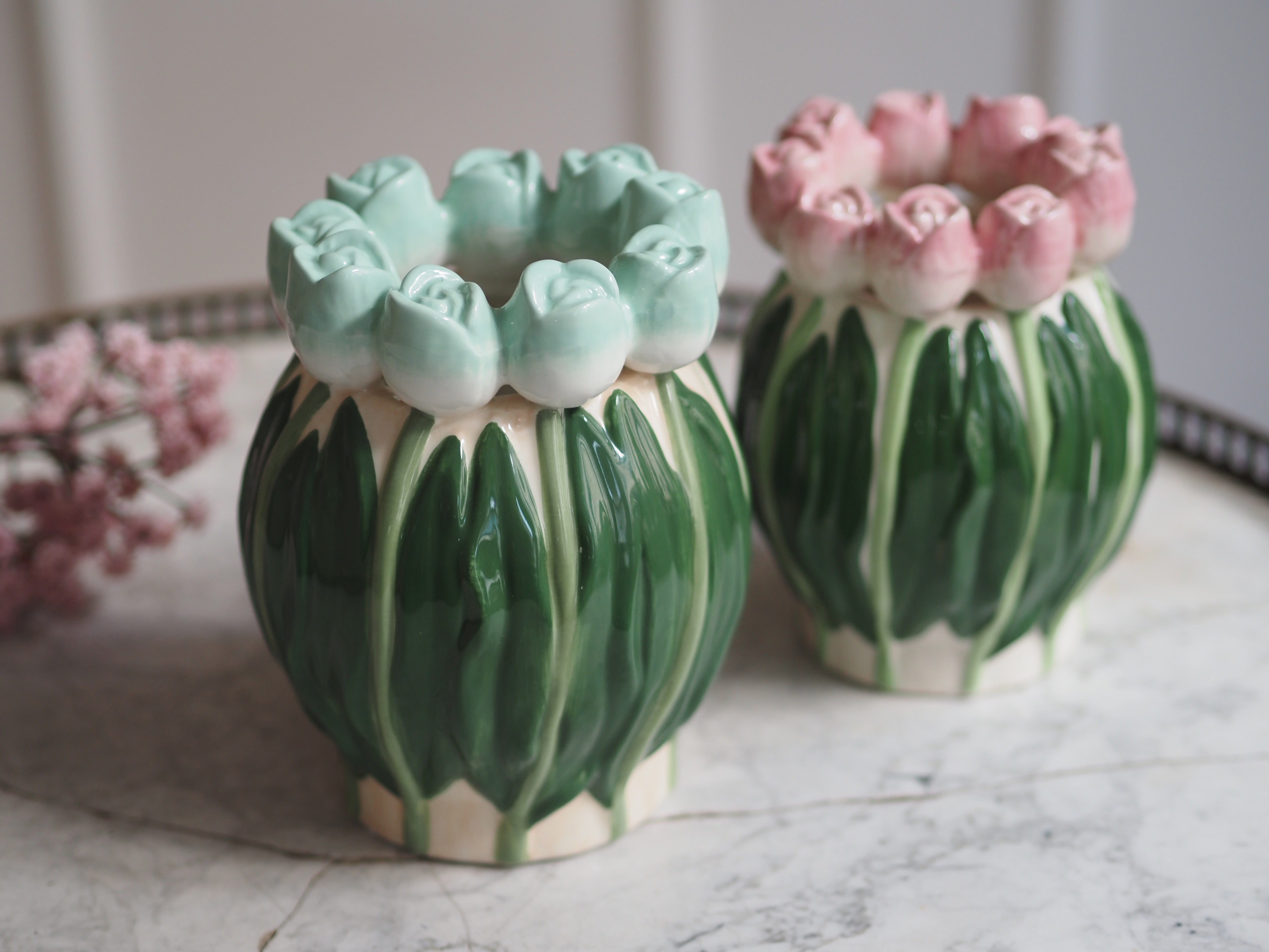 Tulpenvase aus Dolomit · florale Keramikvase mit plastischem Tulpenrand
