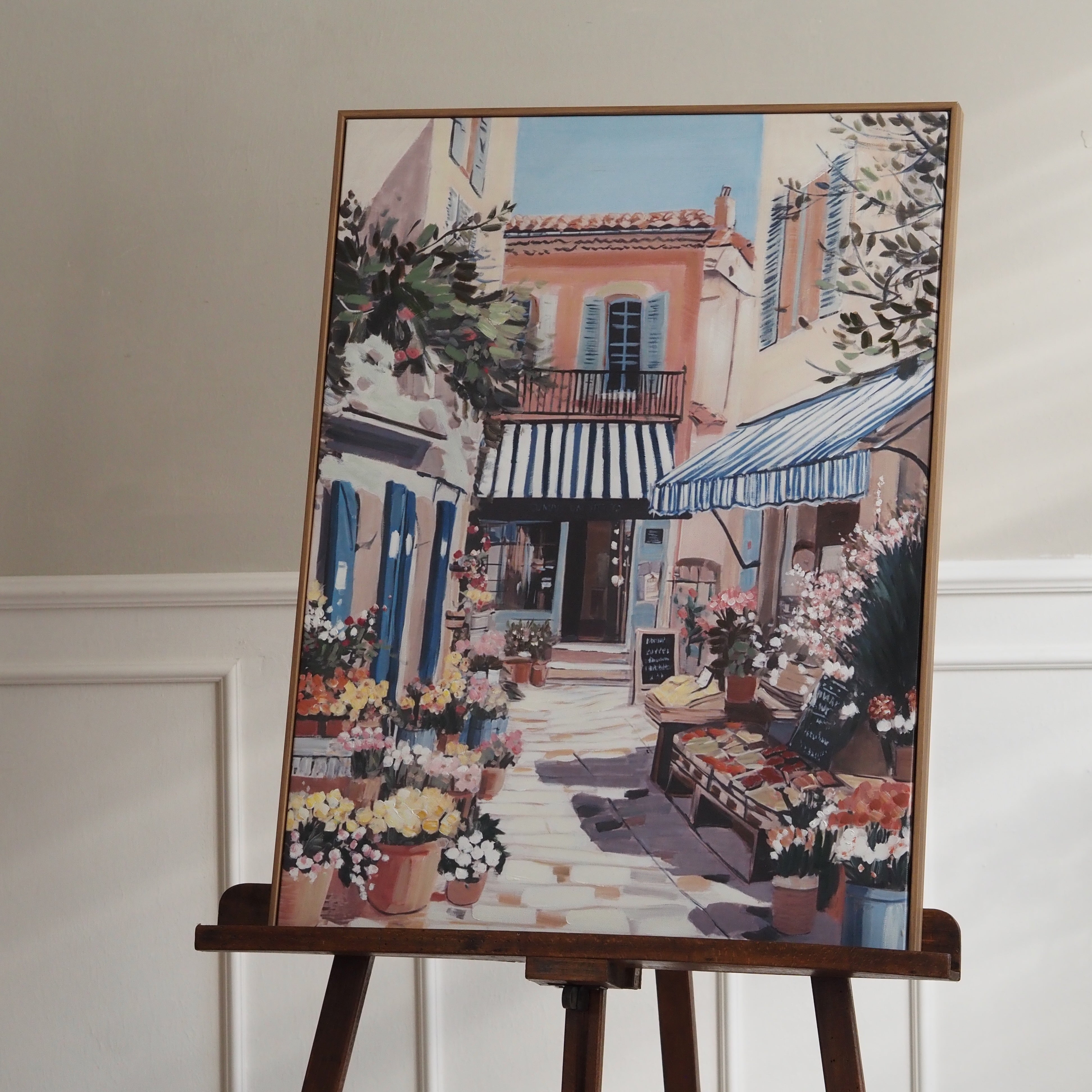 Leinwandbild Gerahmt · Mediterrane Gassenszene mit Blumenmarkt