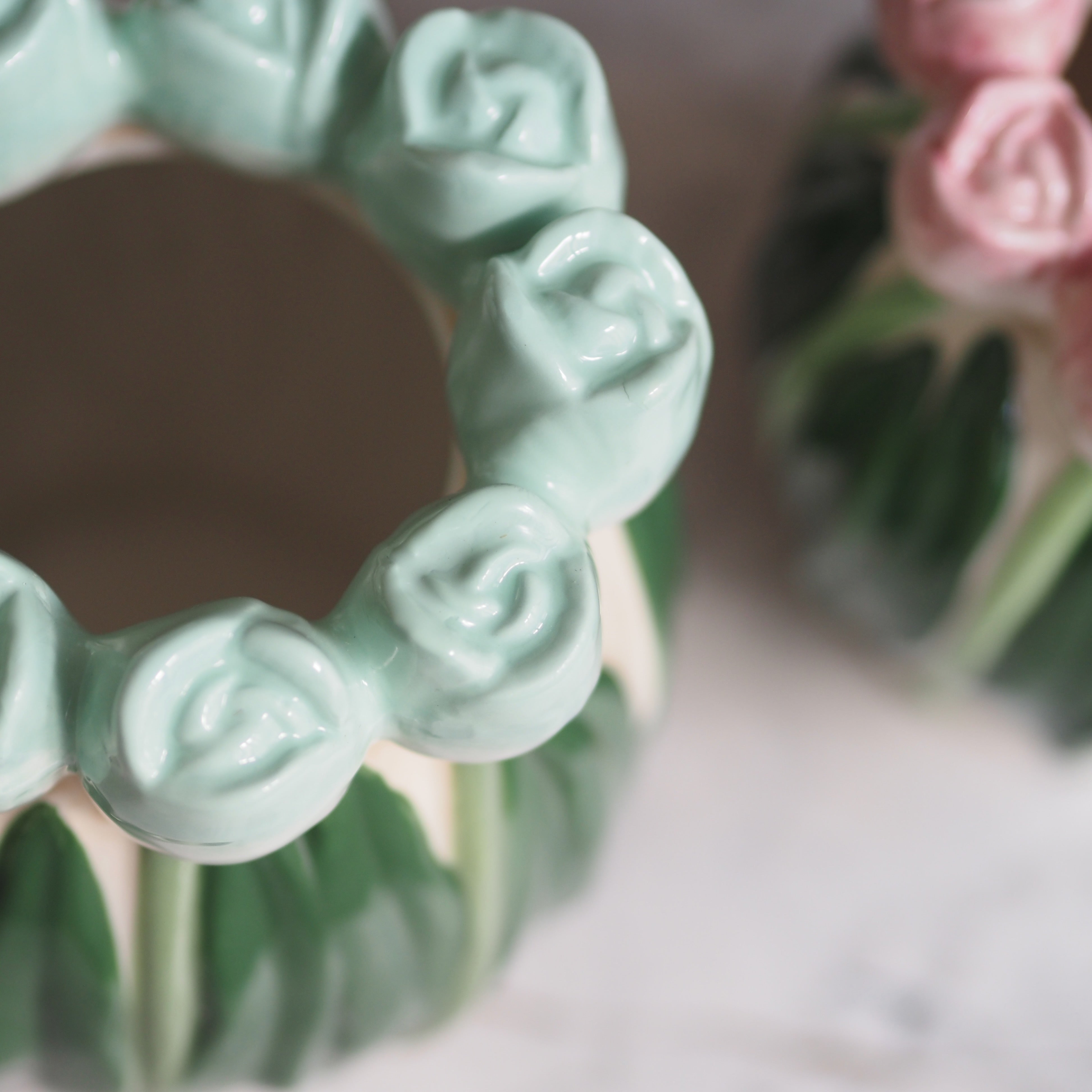 Tulpenvase aus Dolomit · florale Keramikvase mit plastischem Tulpenrand